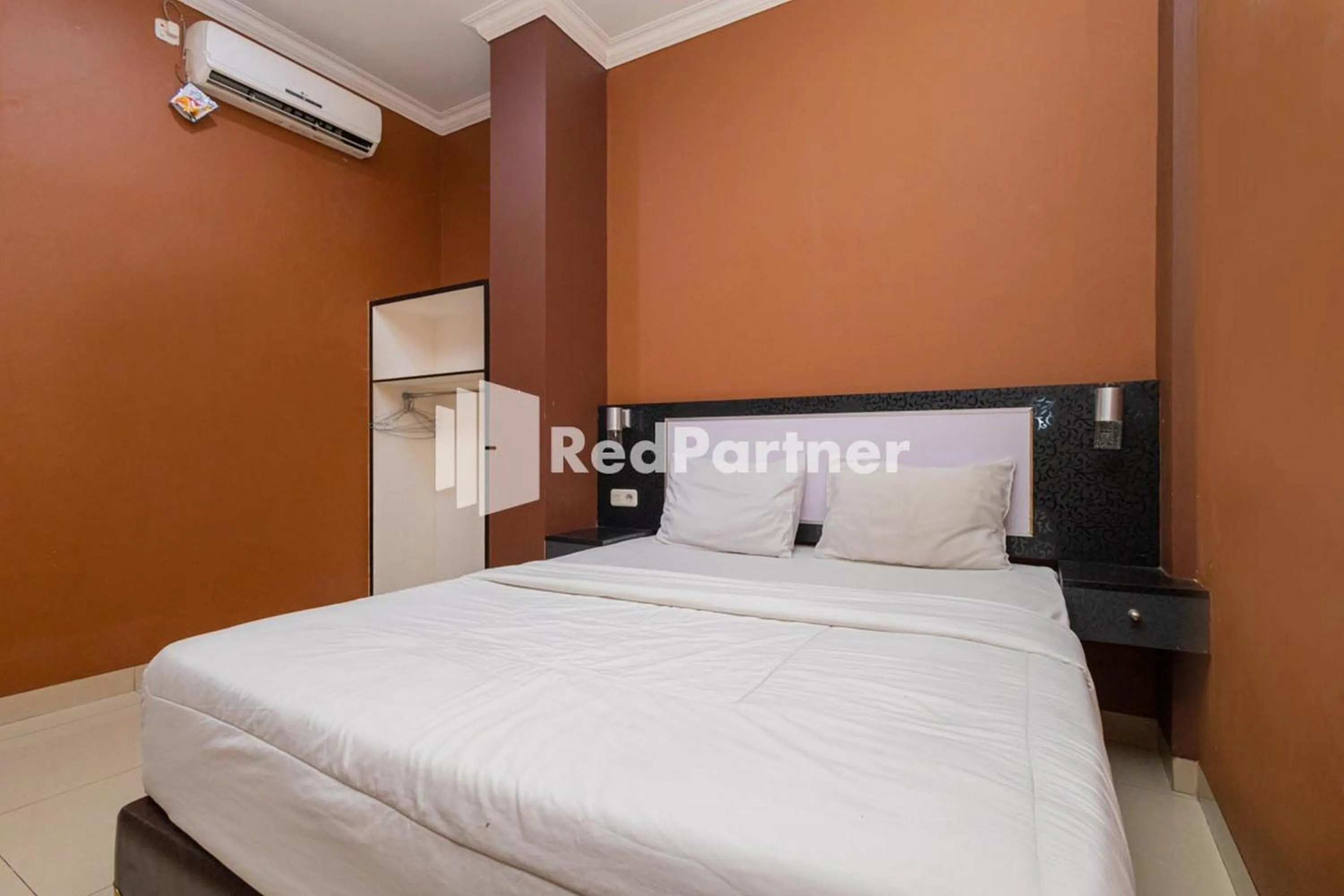 Bed in Star Hotel Jaksa Mitra RedDoorz