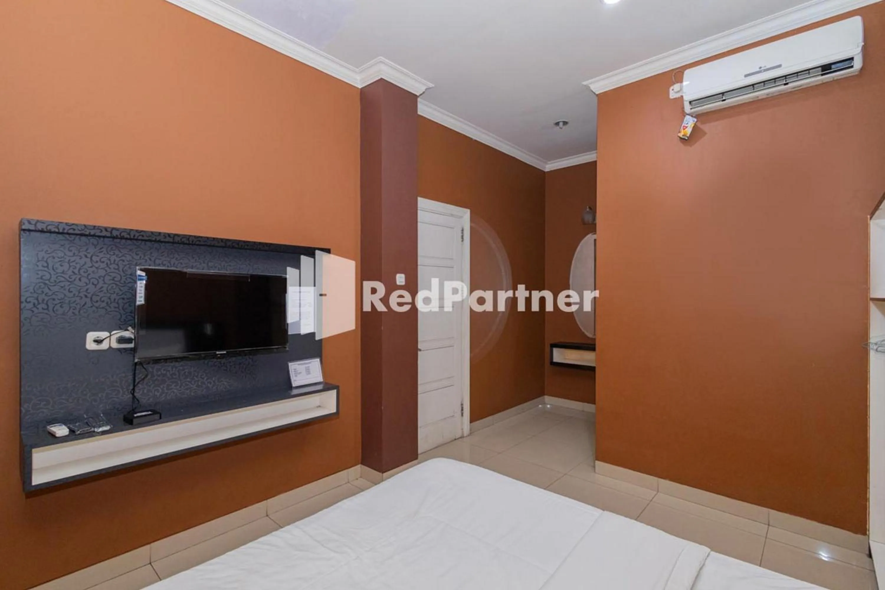 Bed in Star Hotel Jaksa Mitra RedDoorz