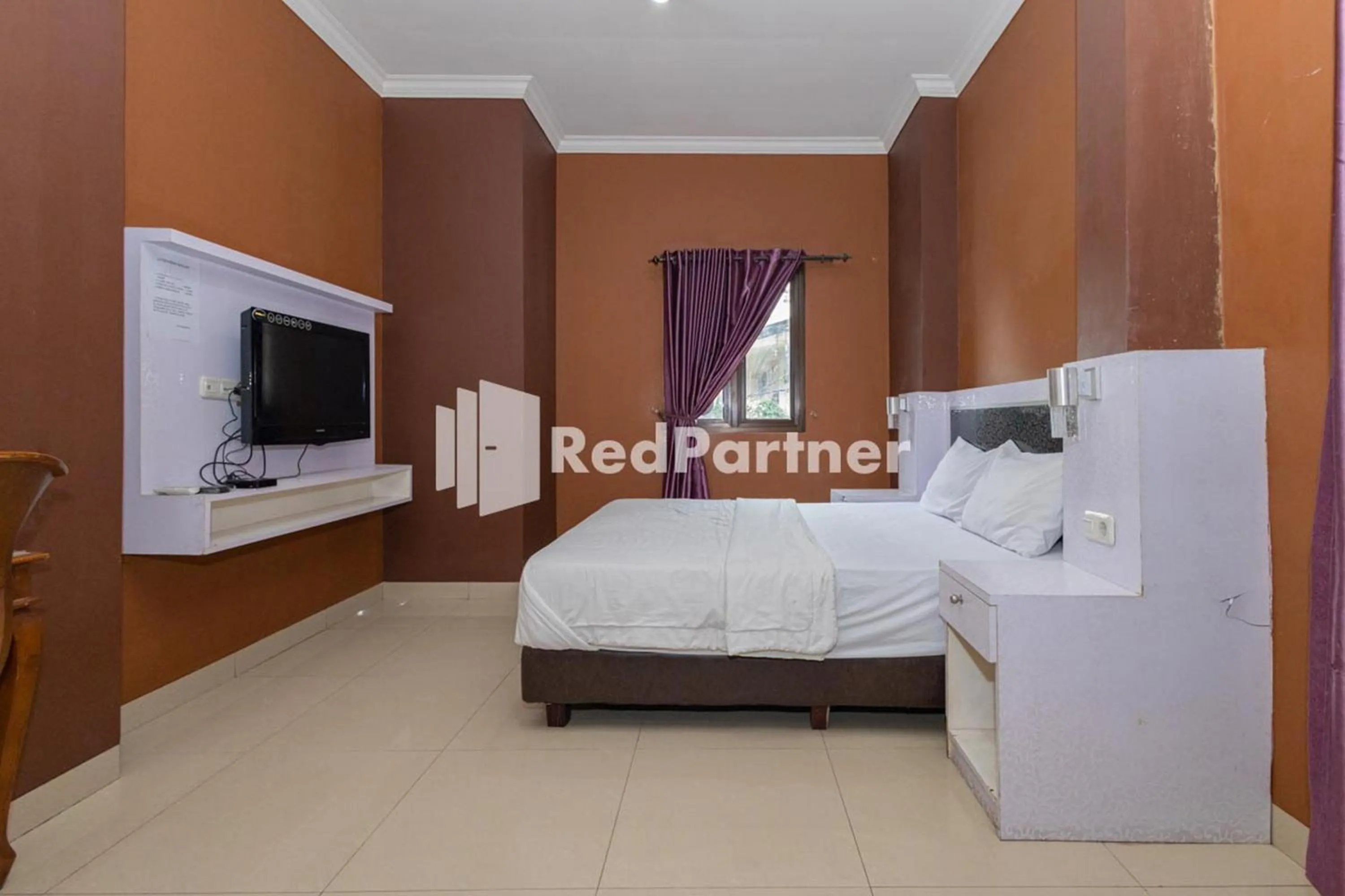 Bed in Star Hotel Jaksa Mitra RedDoorz