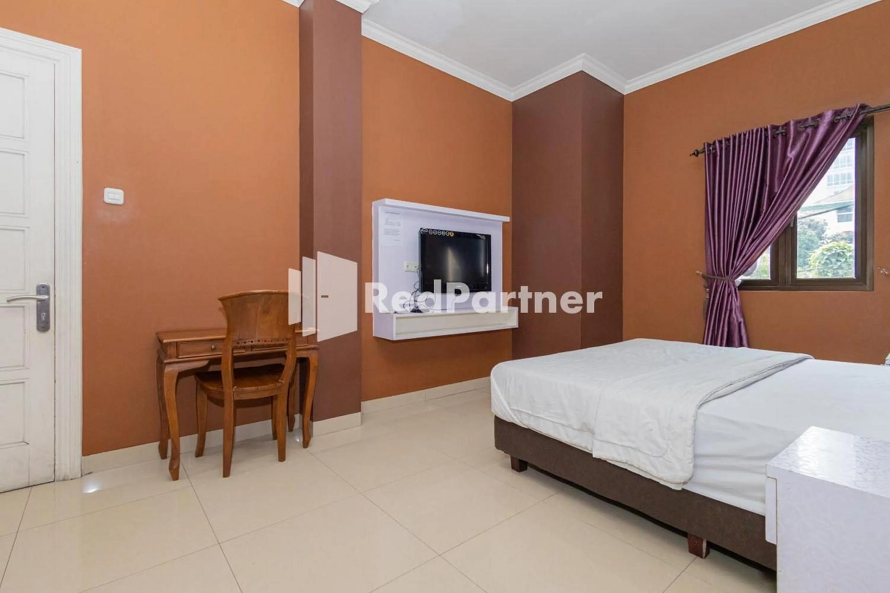 Bed in Star Hotel Jaksa Mitra RedDoorz