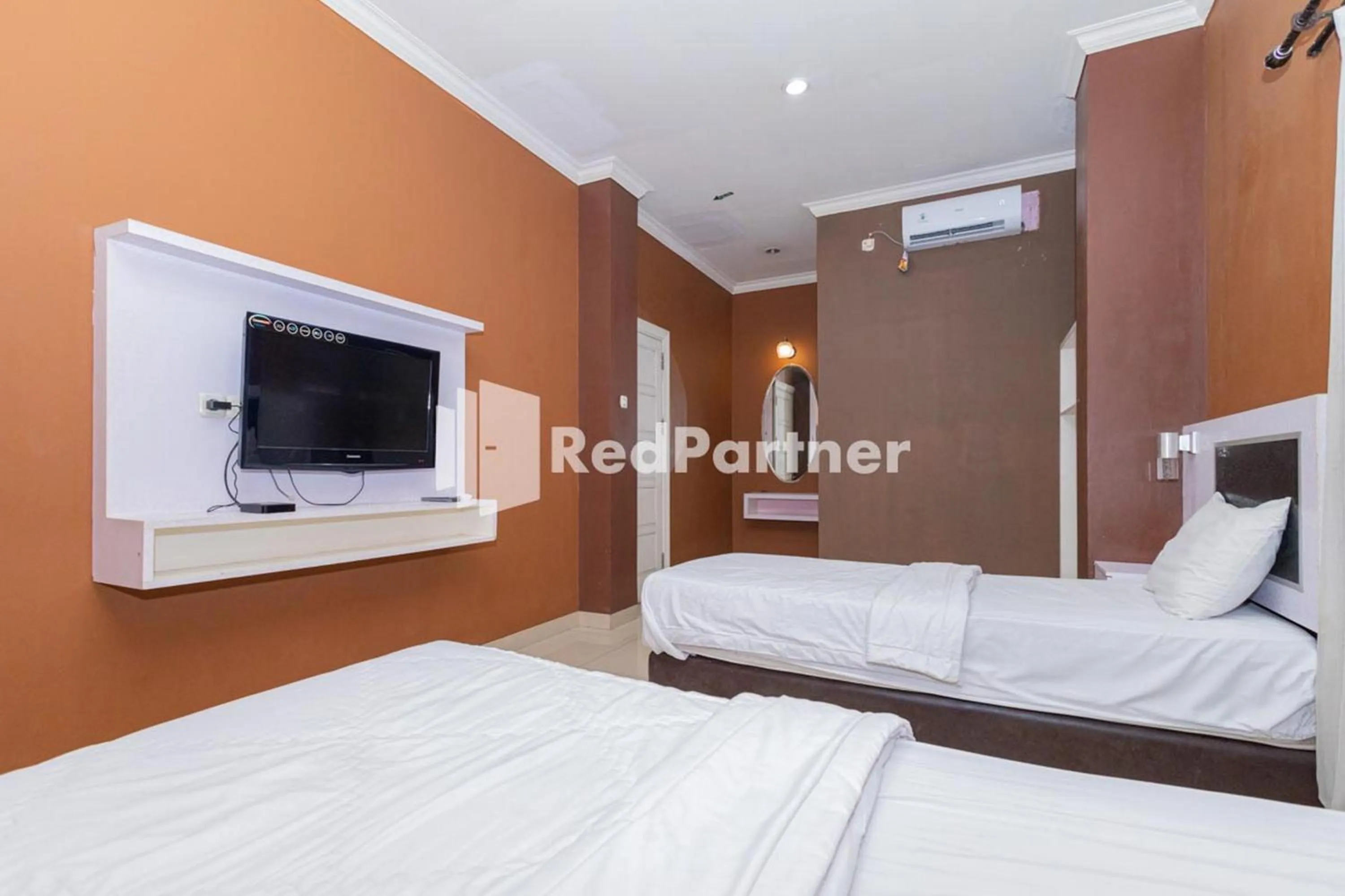 Bed in Star Hotel Jaksa Mitra RedDoorz