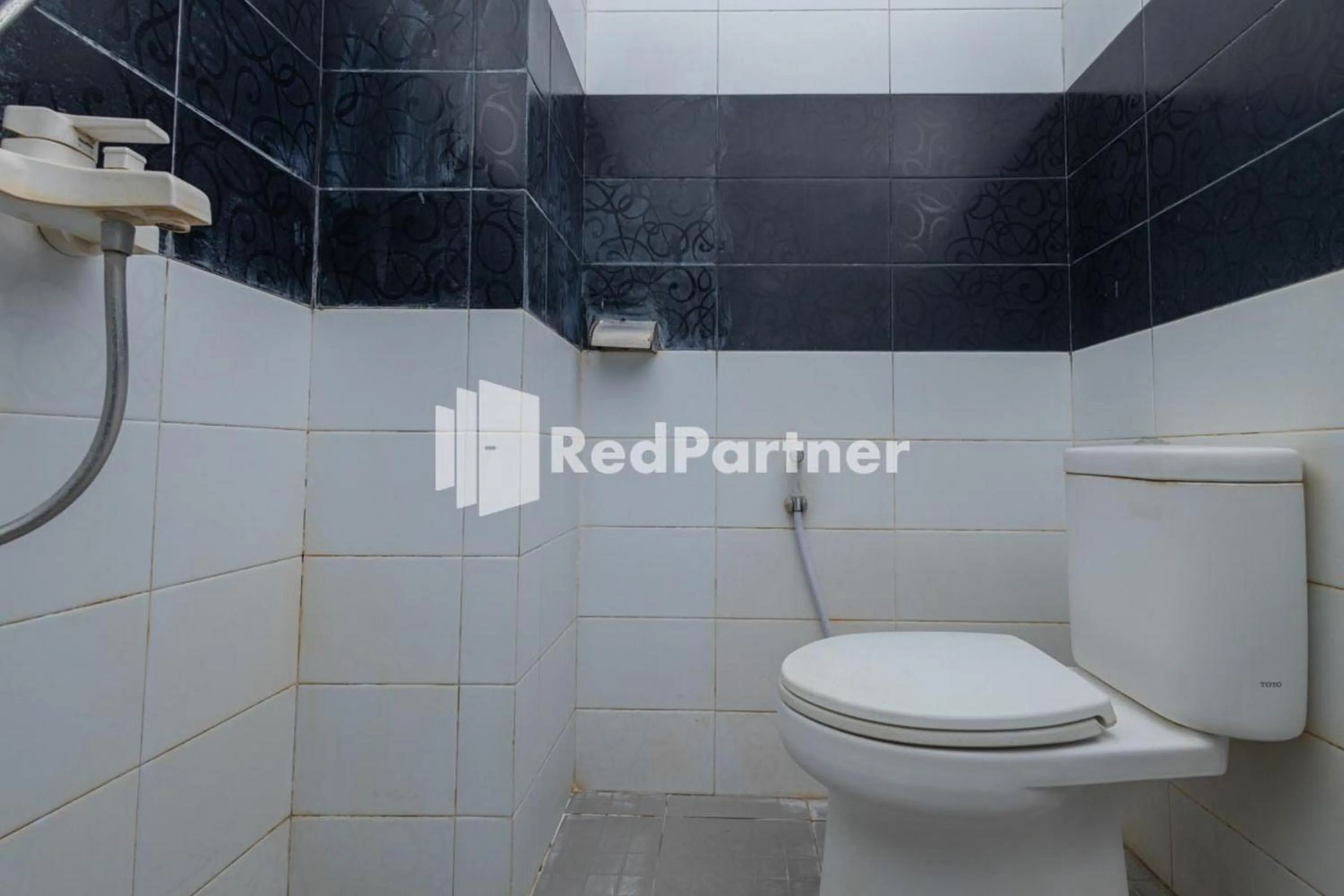 Toilet in Star Hotel Jaksa Mitra RedDoorz