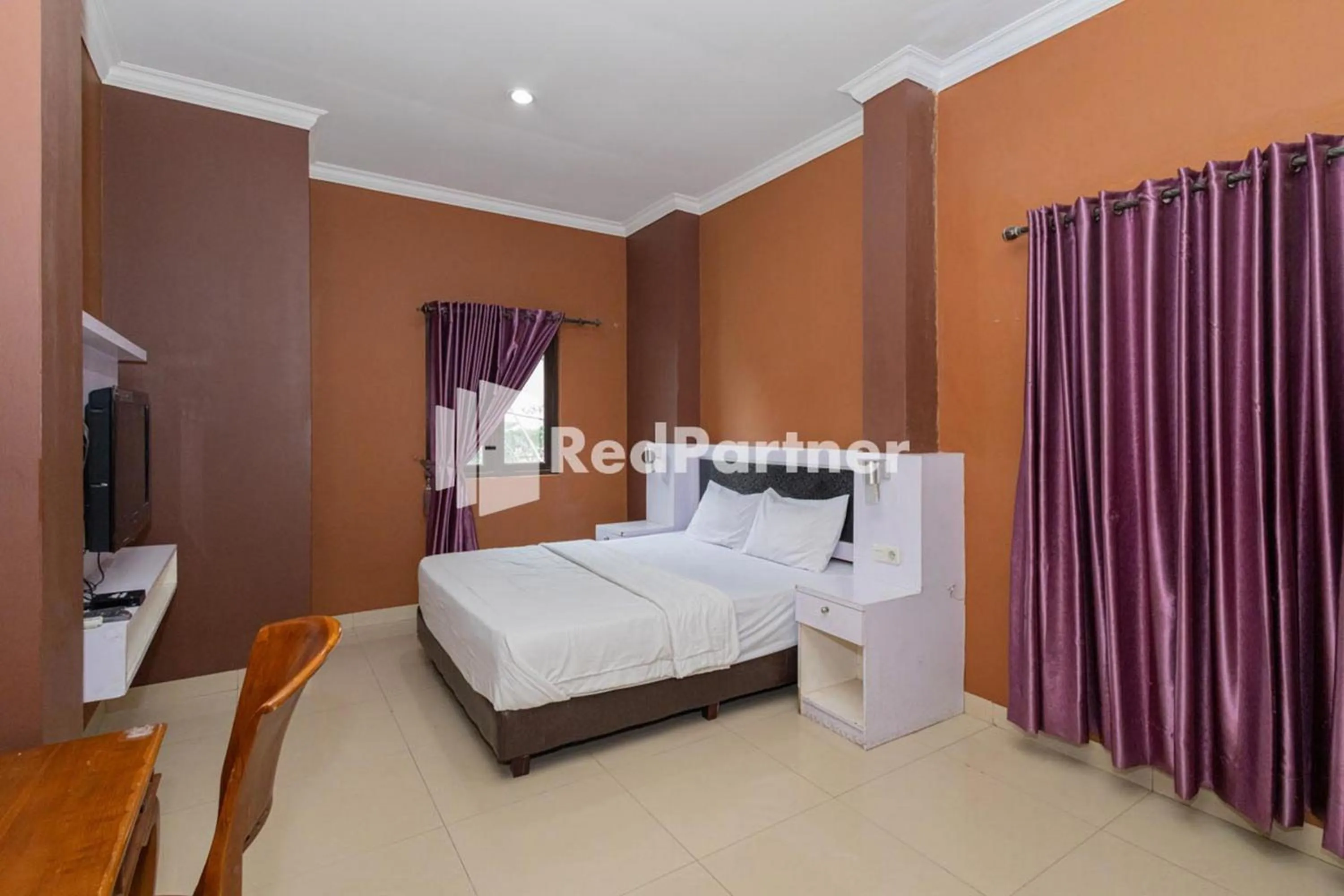 Bed in Star Hotel Jaksa Mitra RedDoorz