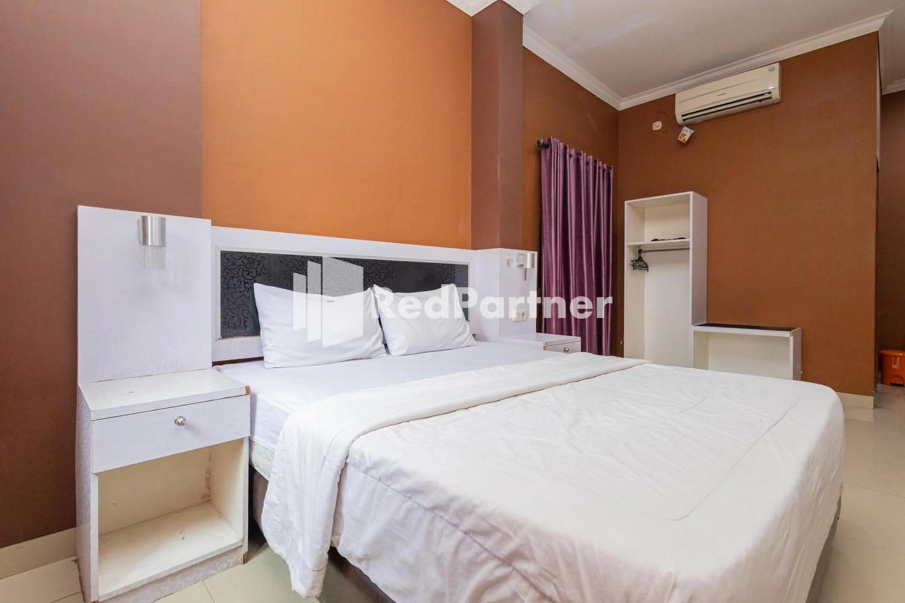 Bed in Star Hotel Jaksa Mitra RedDoorz