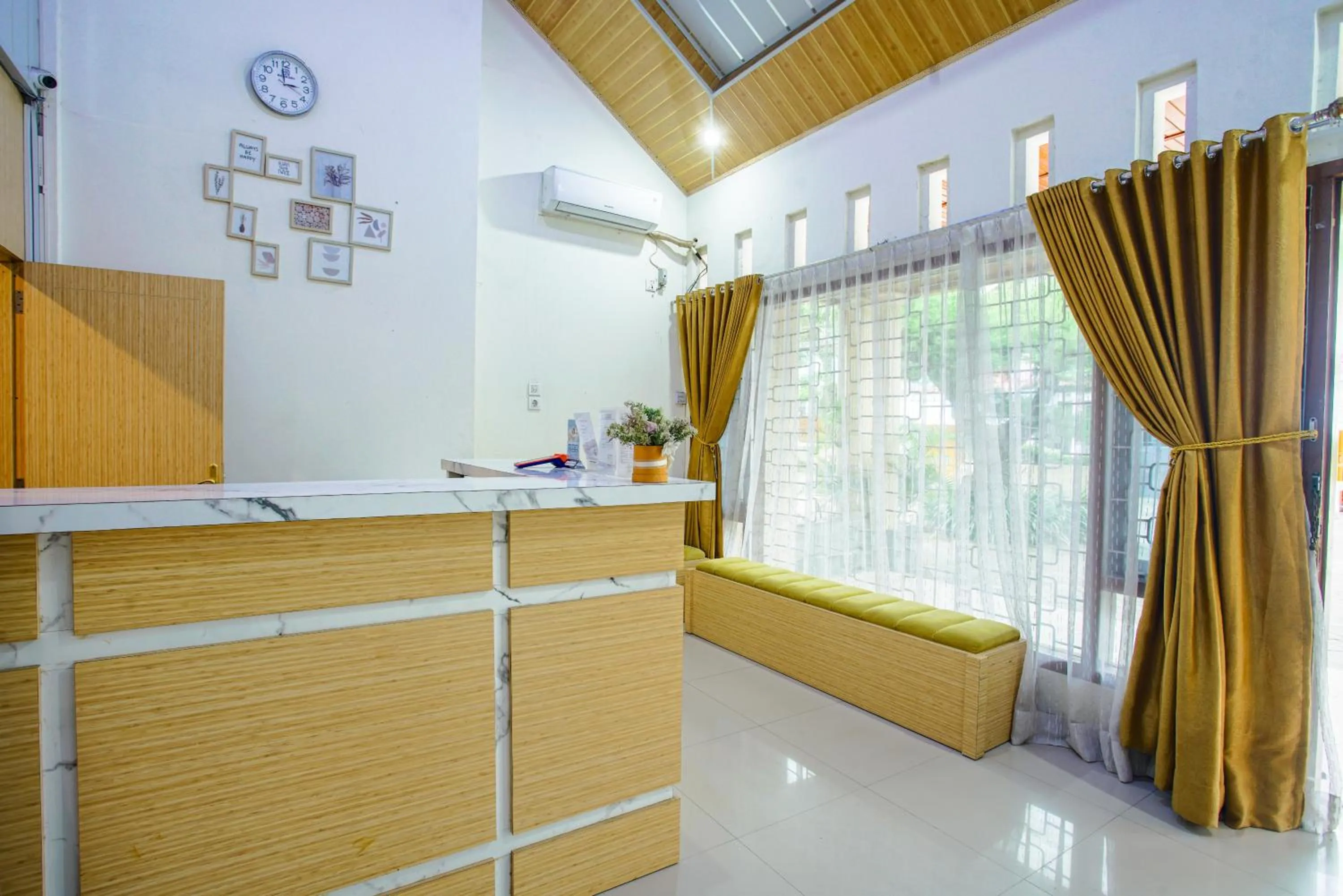 Lobby or reception in Capital O 90643 Suri Guest House Syariah