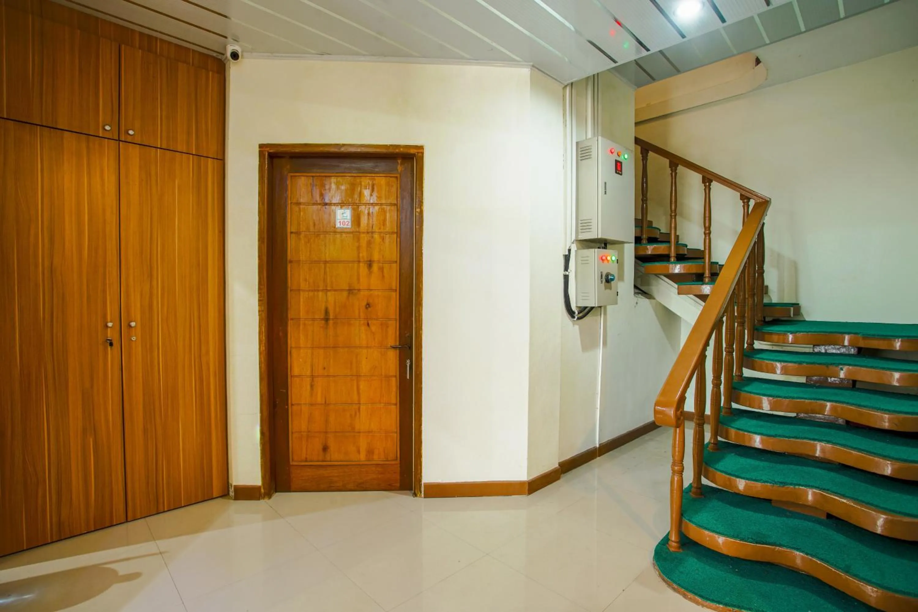 Lobby or reception in Capital O 90643 Suri Guest House Syariah