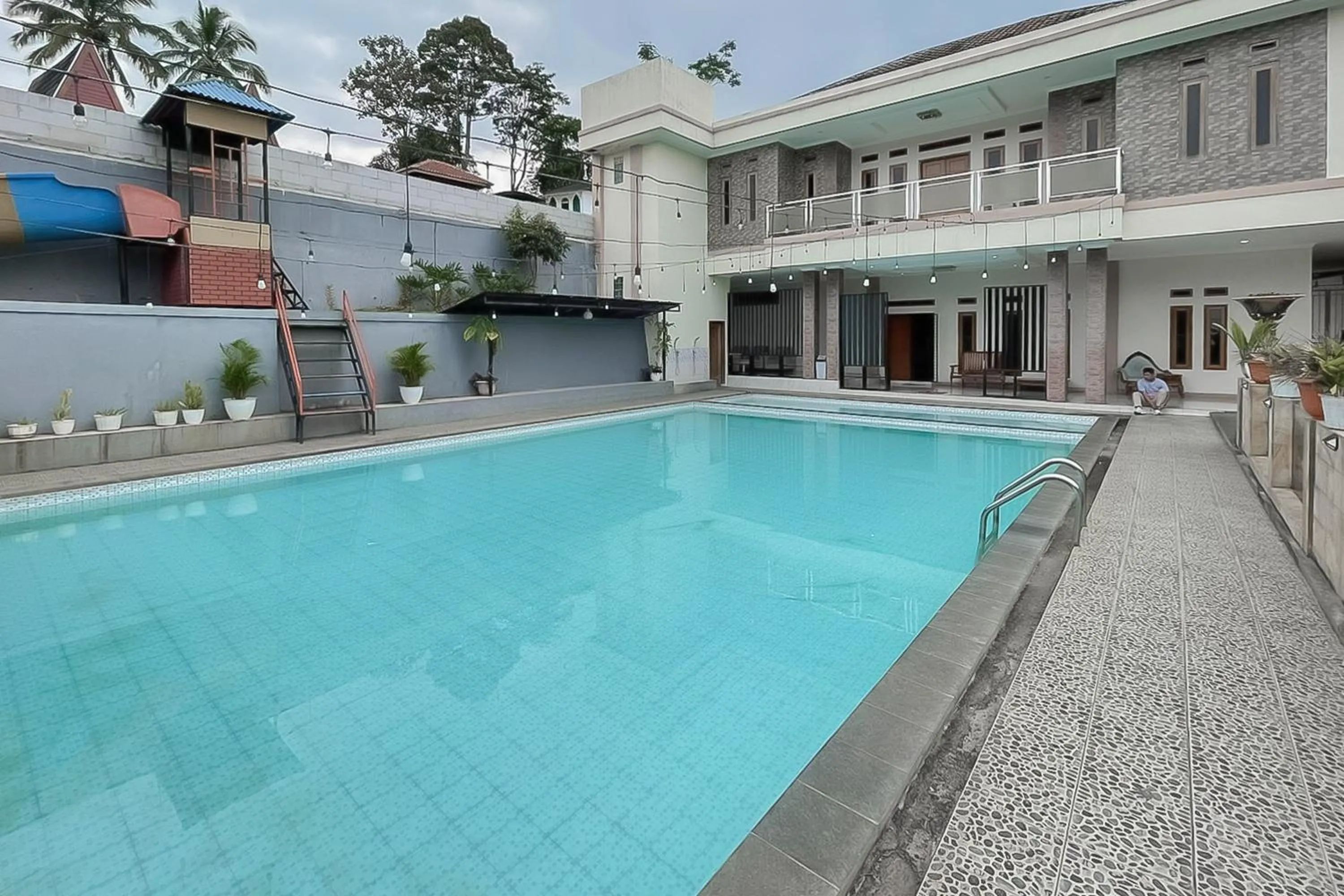 Swimming pool in RedDoorz Resort Syariah At Rancakalong Sumedang