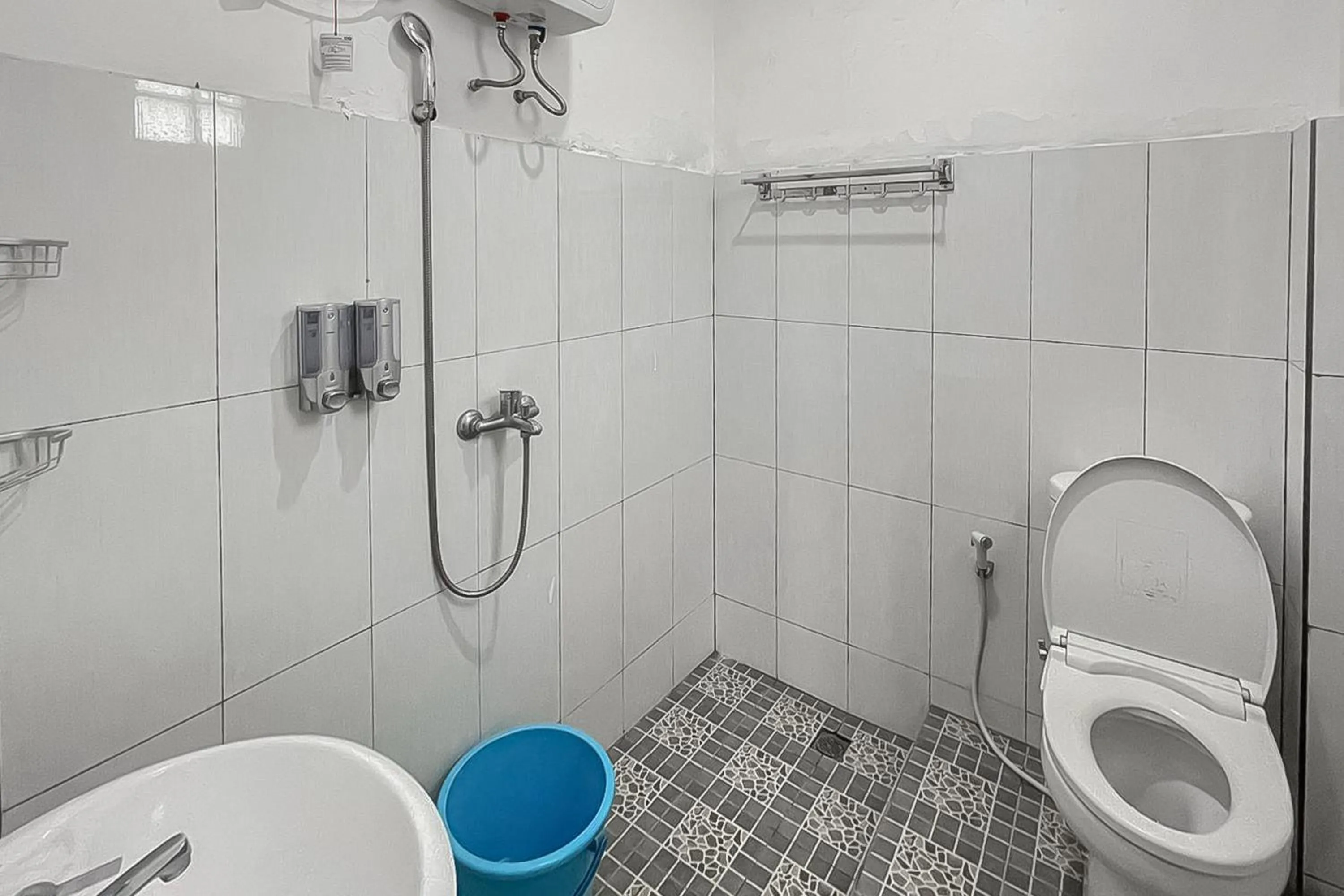 Bathroom in RedDoorz Resort Syariah At Rancakalong Sumedang