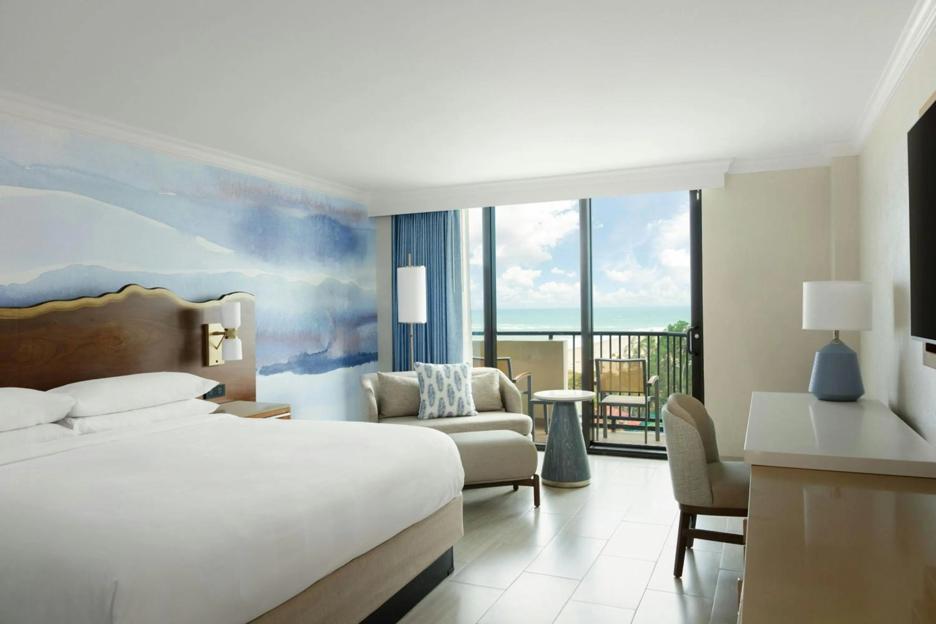 Swimming pool, Bed in Fort Lauderdale Marriott Harbor Beach Resort & Spa