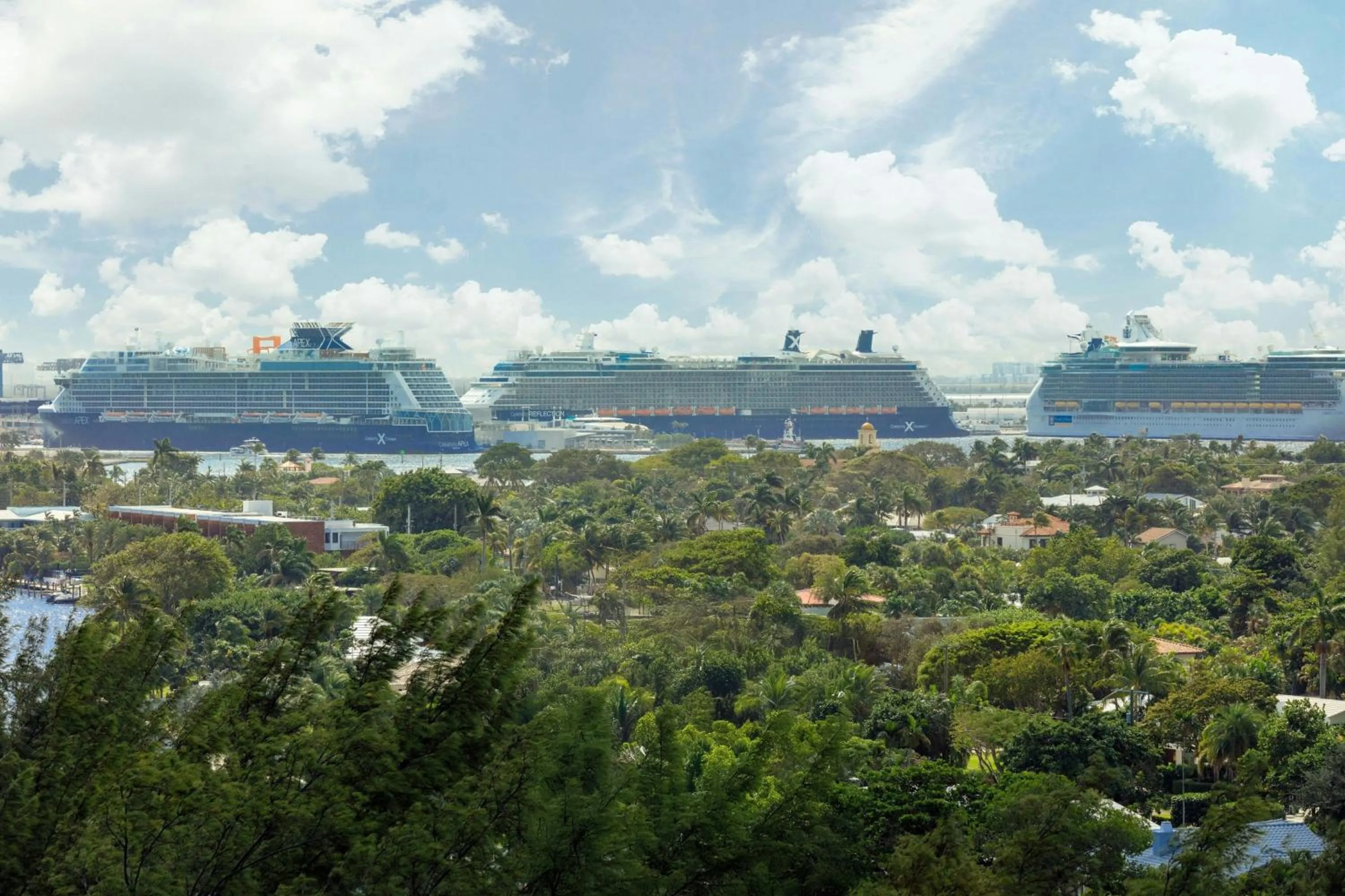 Photo of the whole room in Fort Lauderdale Marriott Harbor Beach Resort & Spa