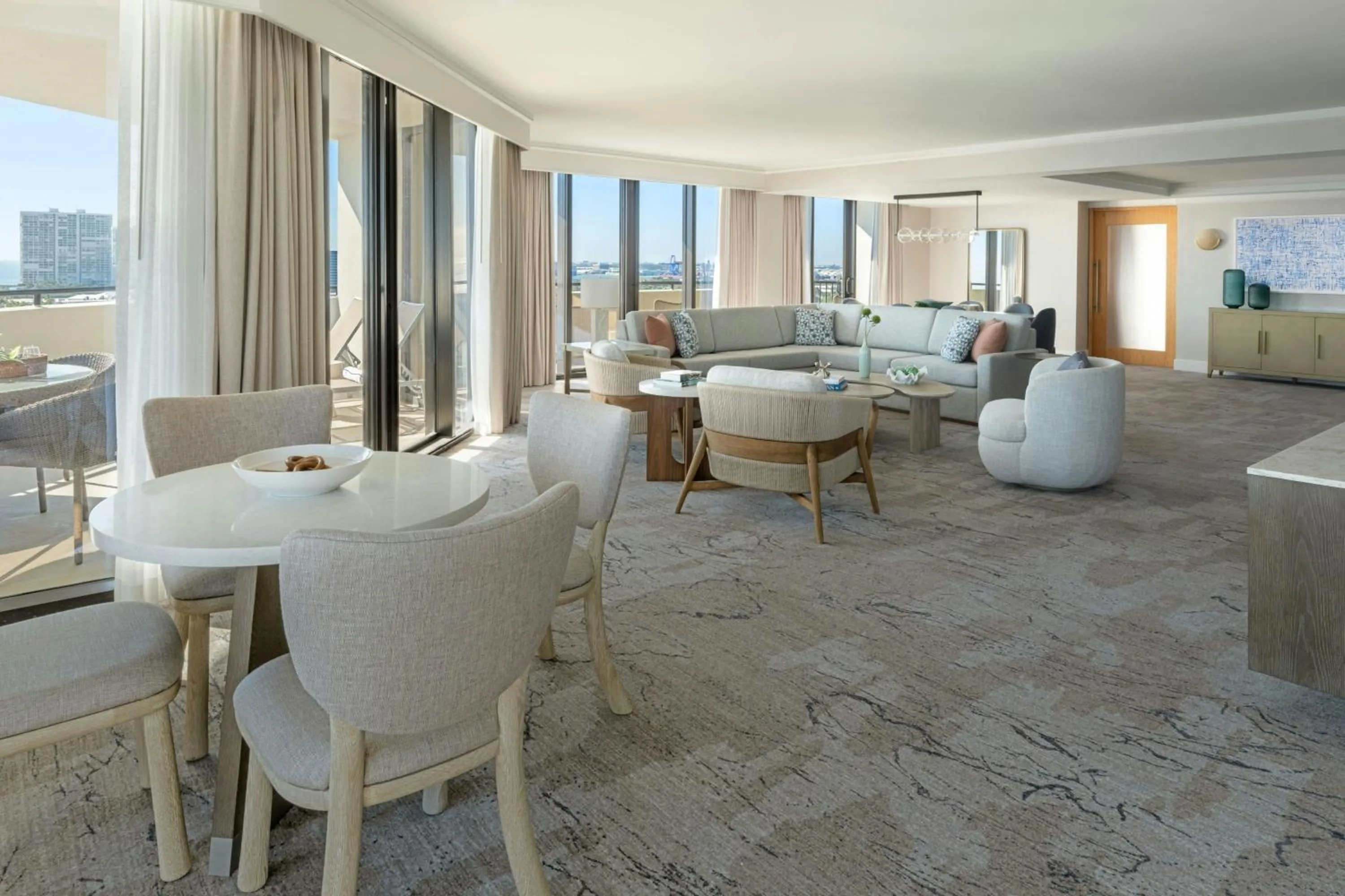 Living room in Fort Lauderdale Marriott Harbor Beach Resort & Spa