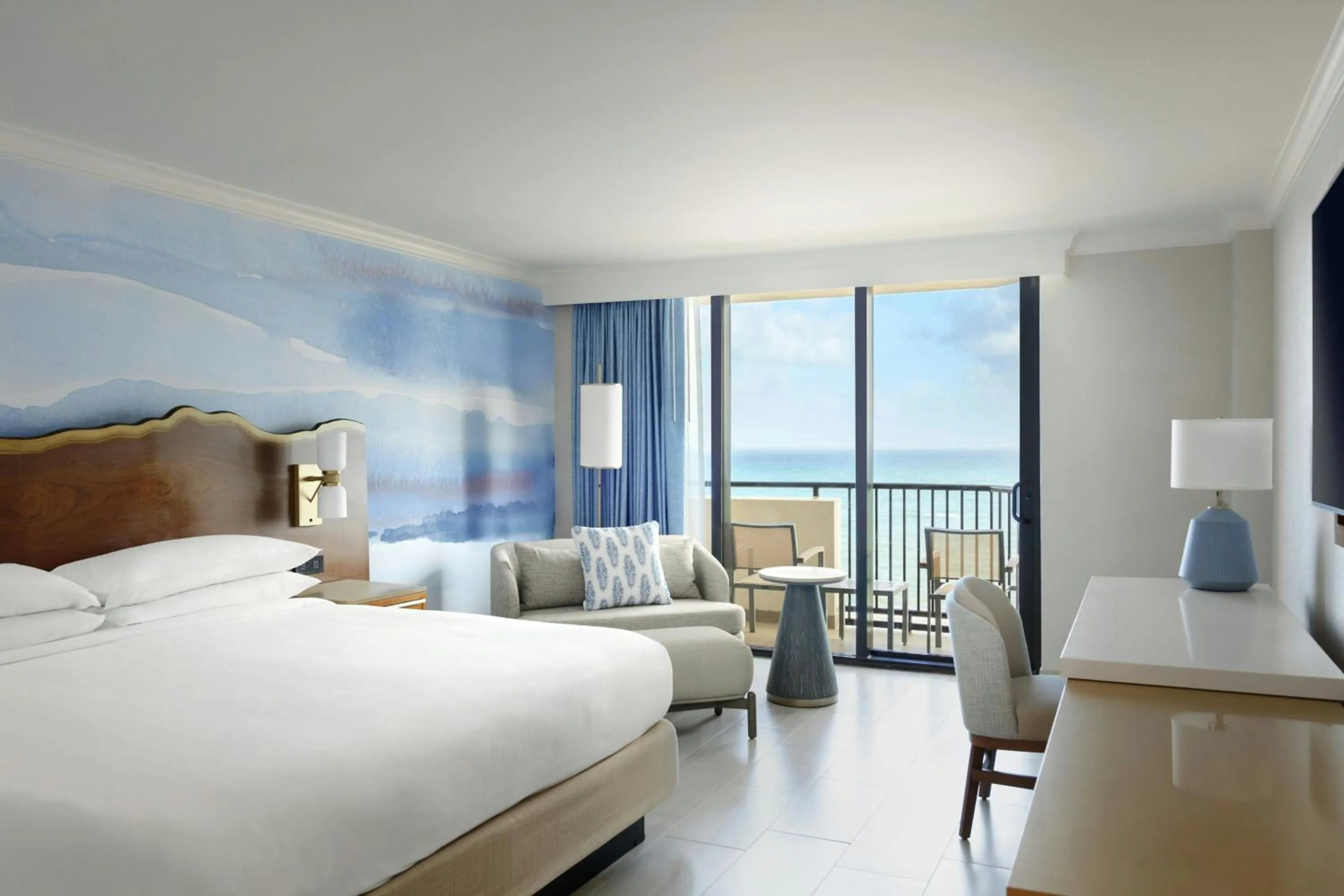 Photo of the whole room, Bed in Fort Lauderdale Marriott Harbor Beach Resort & Spa
