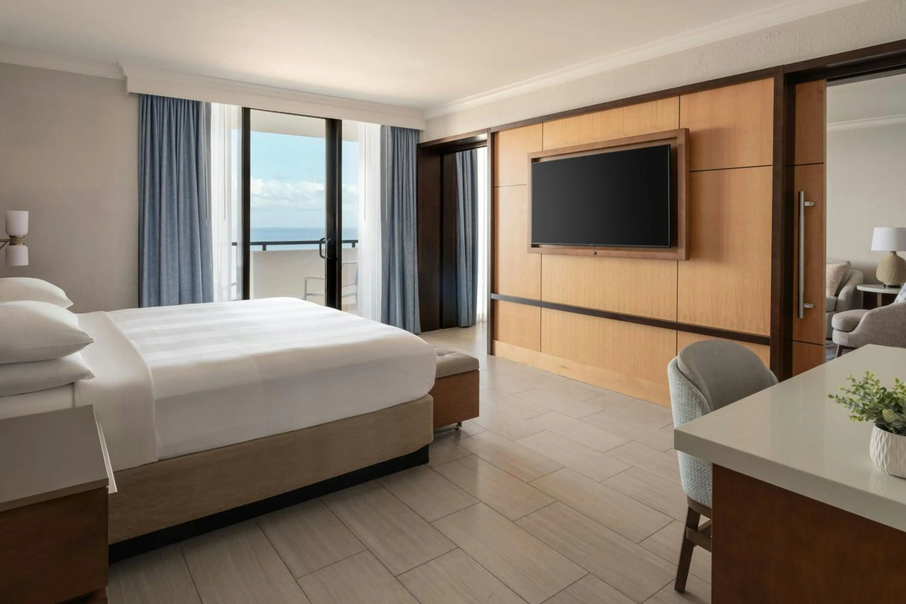 Photo of the whole room, Bed in Fort Lauderdale Marriott Harbor Beach Resort & Spa