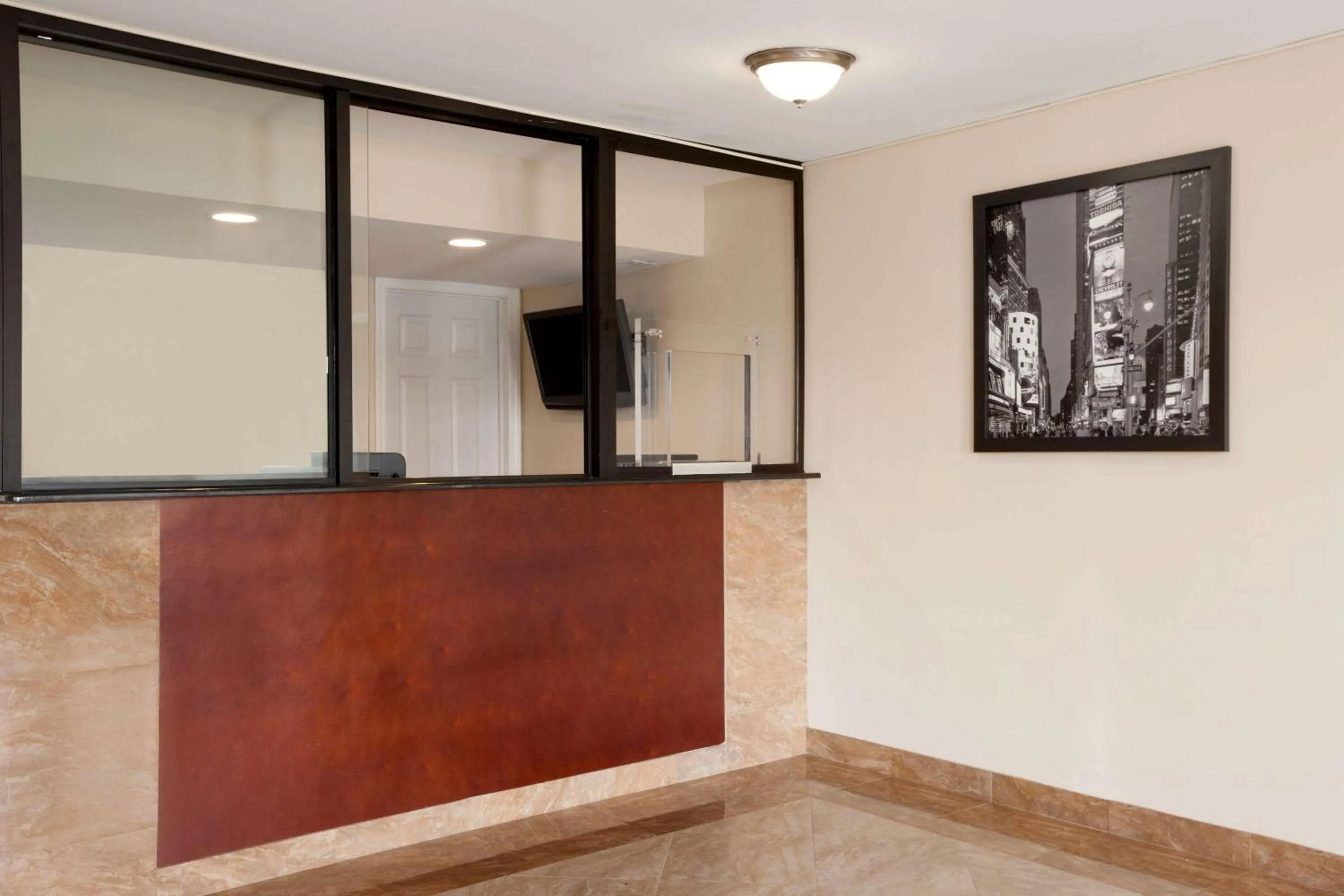 Lobby or reception in Super 8 by Wyndham Rahway/Newark