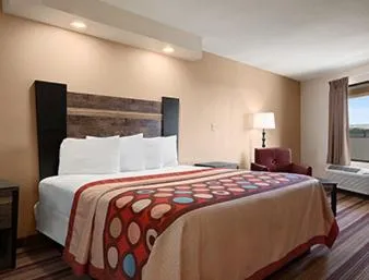 Bedroom, Bed in Super 8 by Wyndham Rahway/Newark