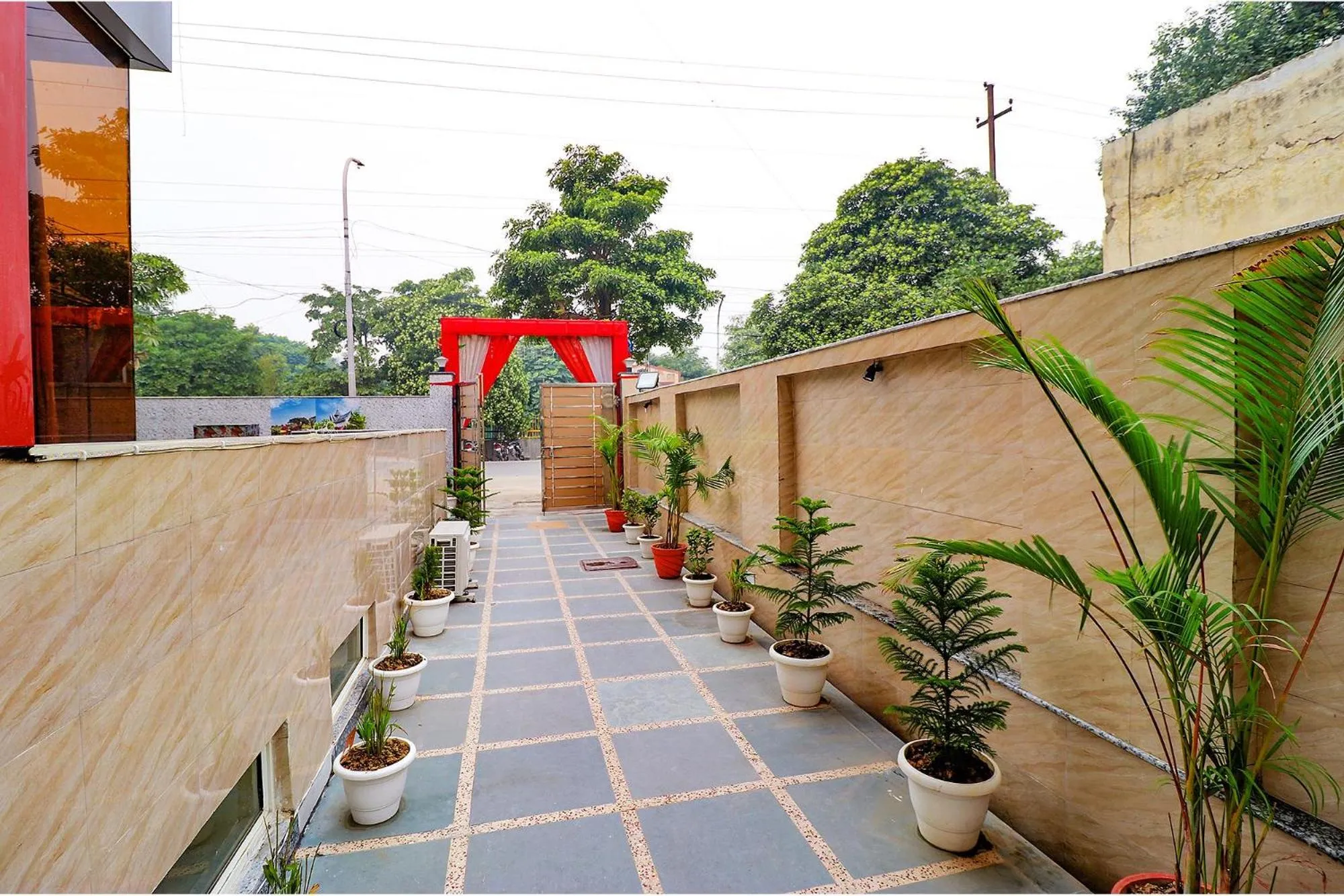 Facade/entrance in FabHotel Elite Peak