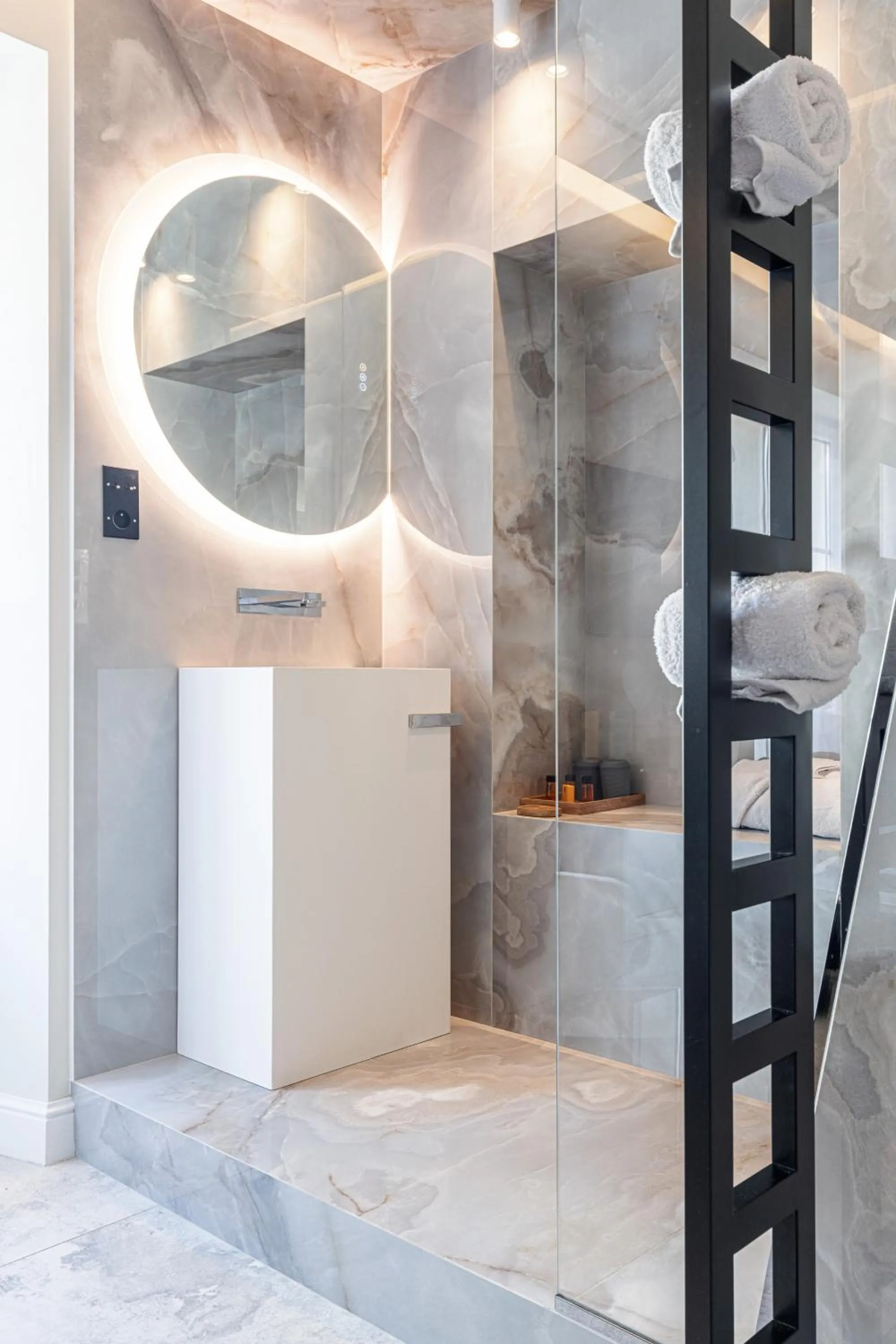 Shower, Bed in Le Dortoir Boutique Suites