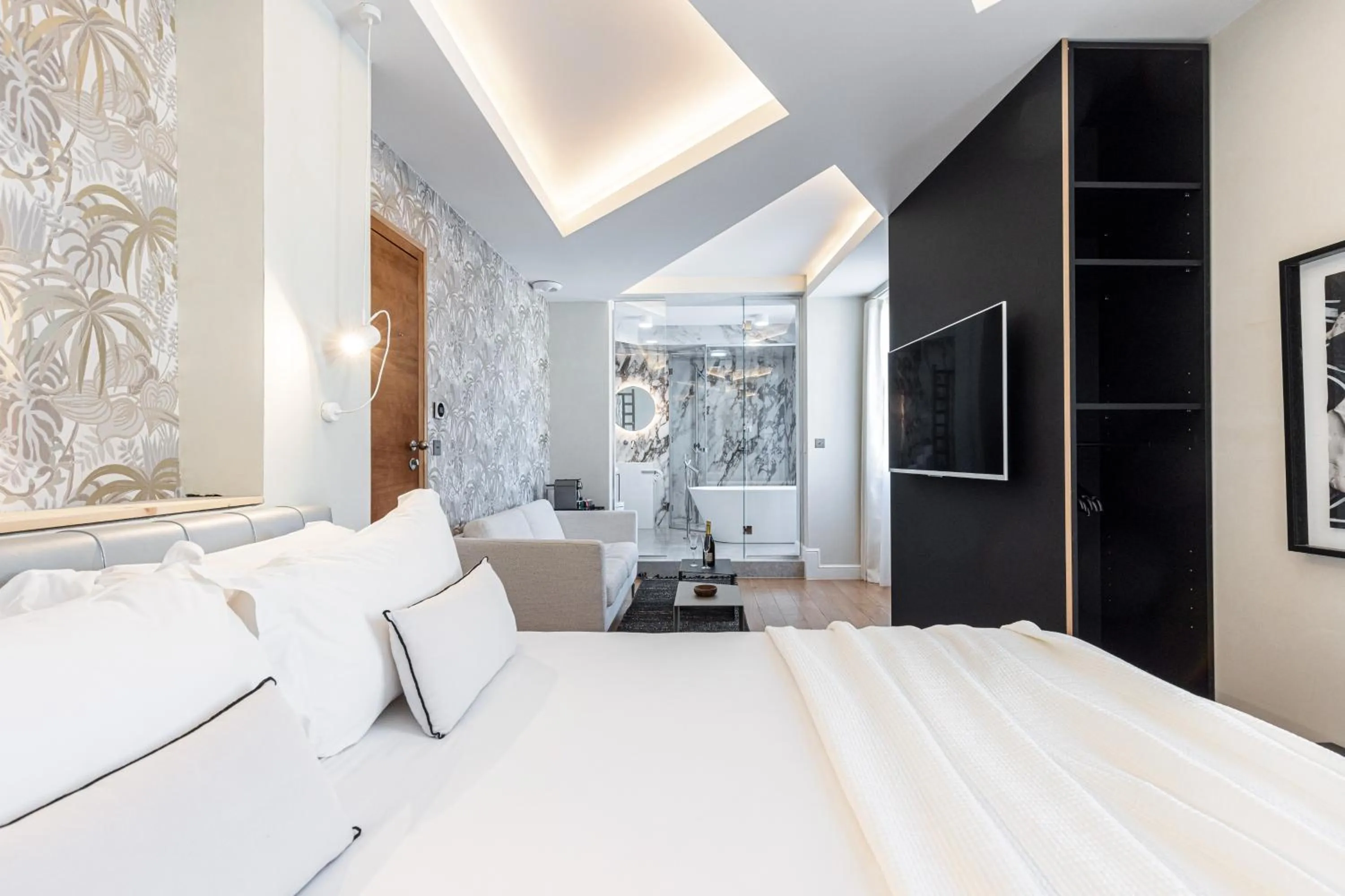 Photo of the whole room, Bed in Le Dortoir Boutique Suites