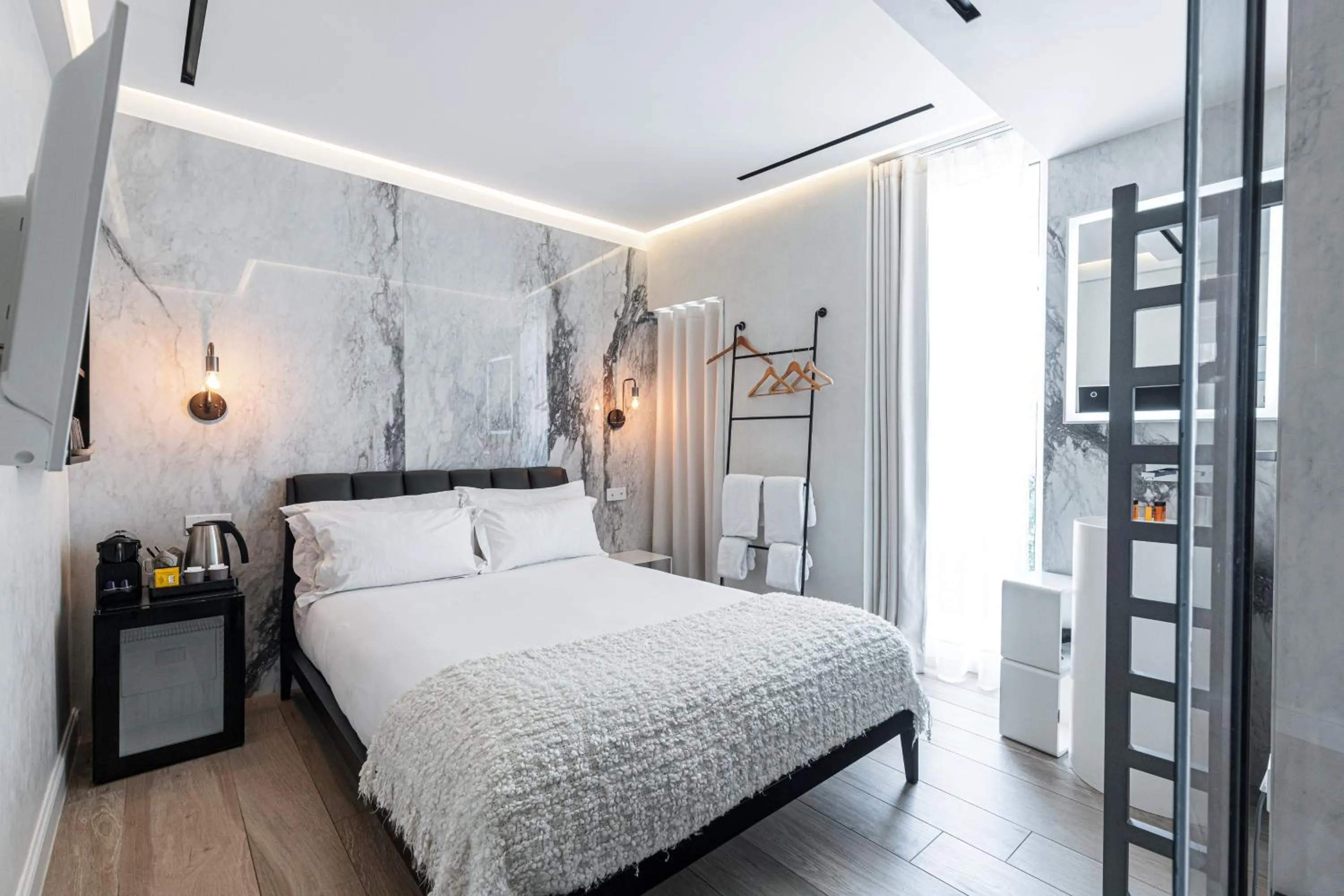 Photo of the whole room, Bed in Le Dortoir Boutique Suites