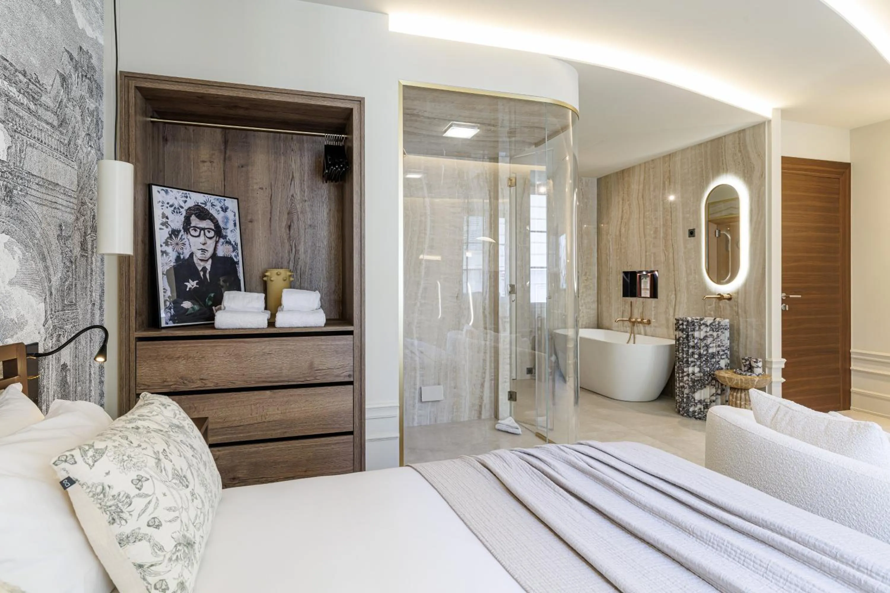 Shower, Bed in Le Dortoir Boutique Suites