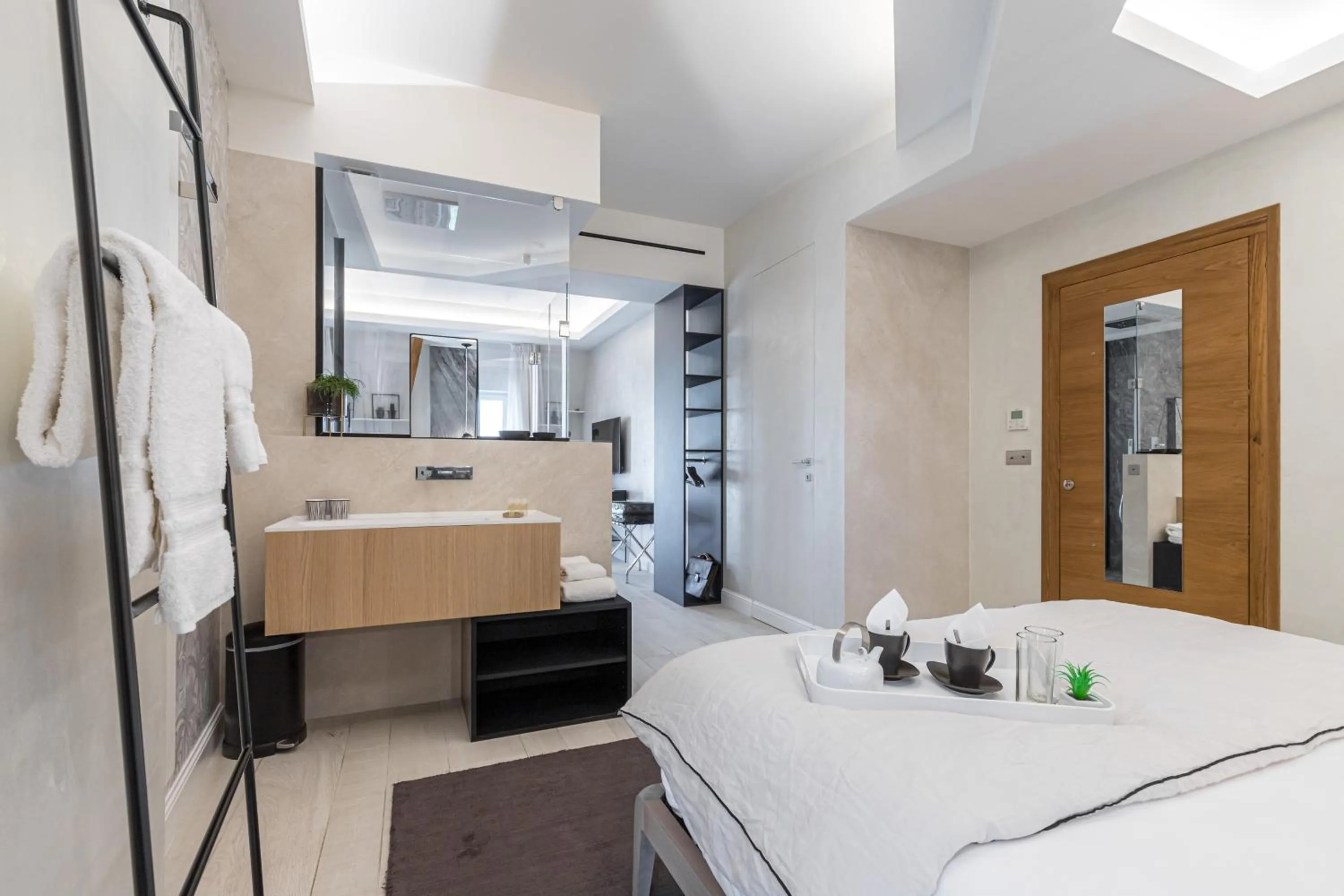 Bathroom, Bed in Le Dortoir Boutique Suites