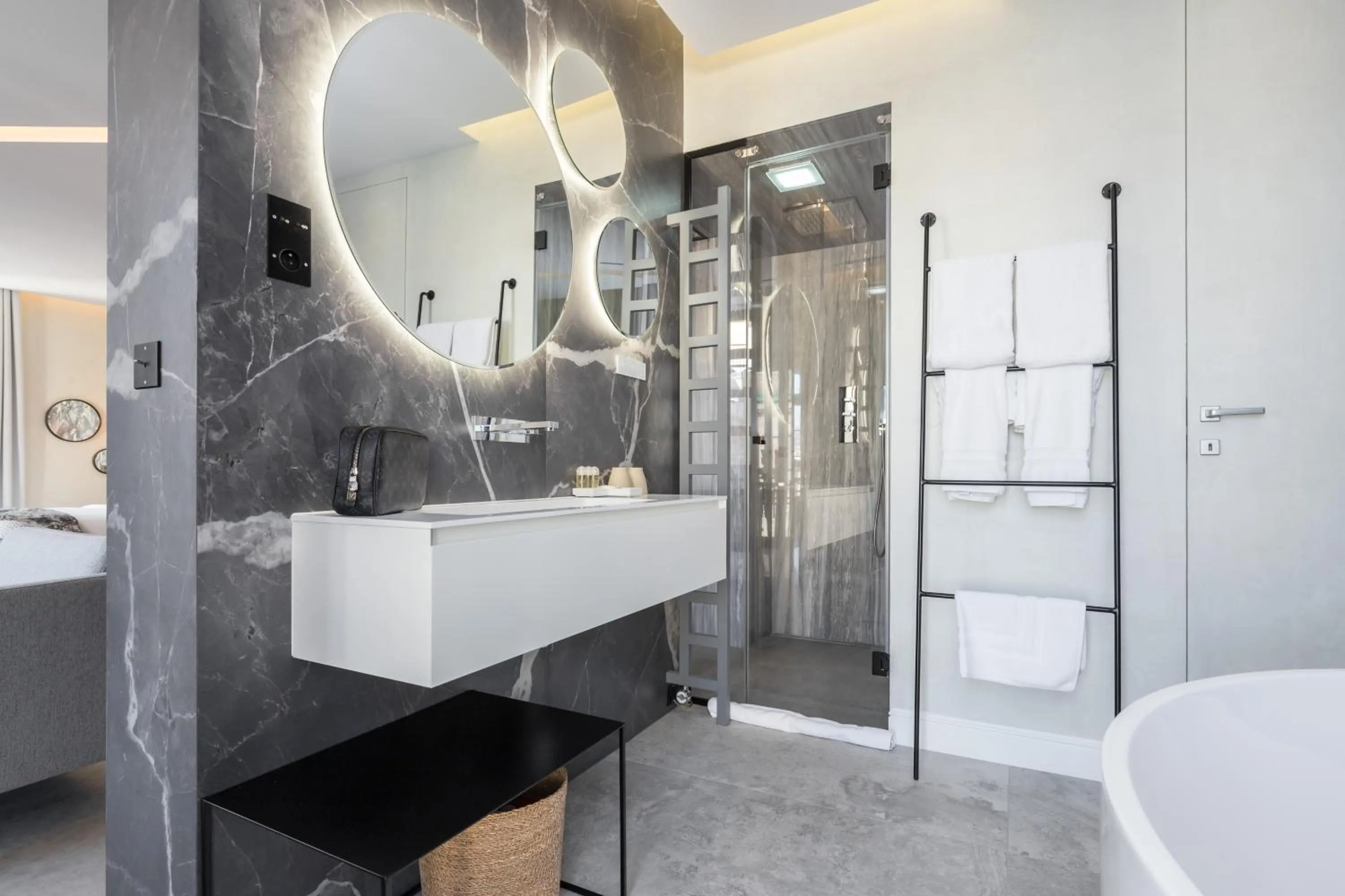 Shower in Le Dortoir Boutique Suites