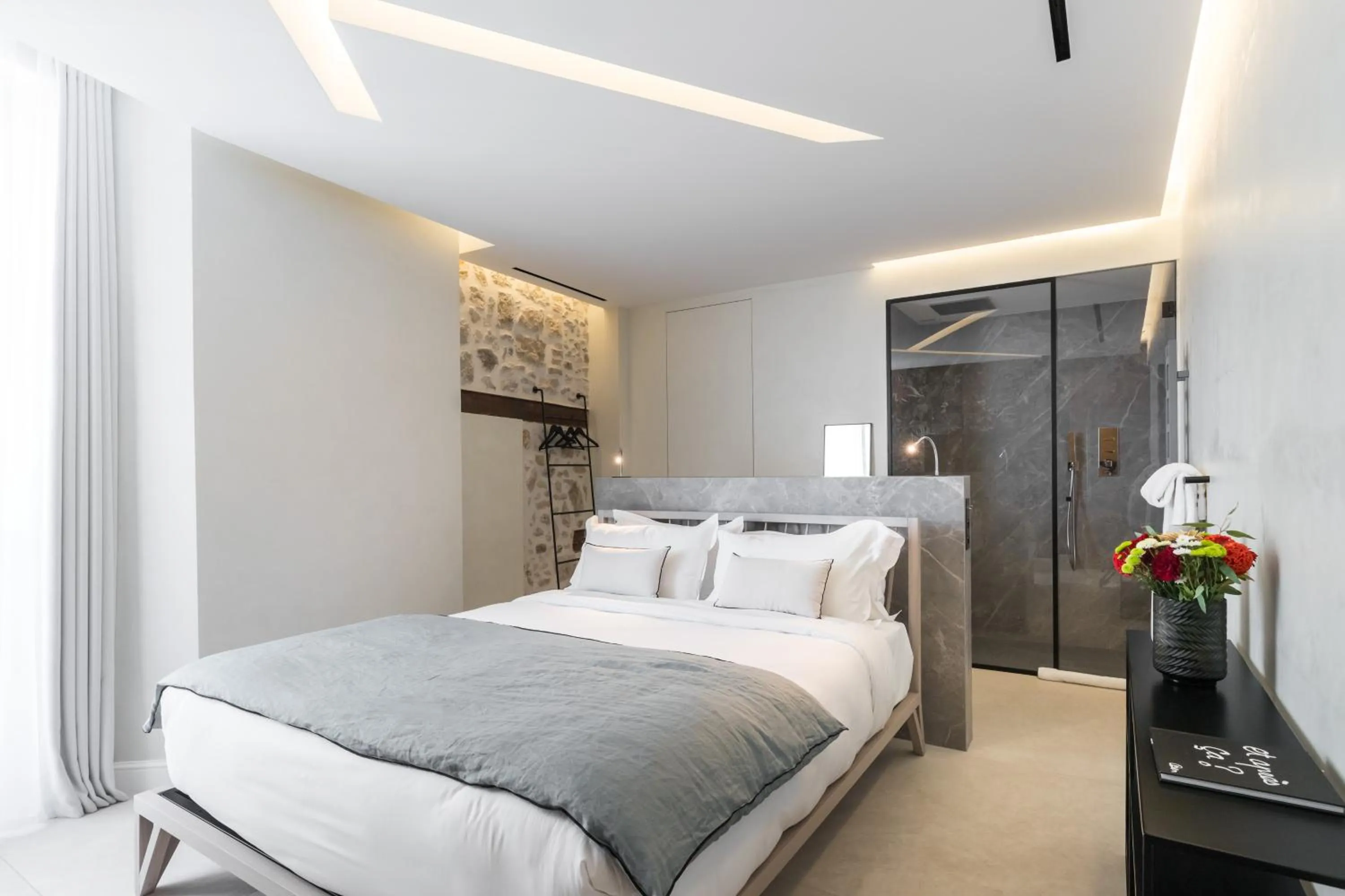 Photo of the whole room, Bed in Le Dortoir Boutique Suites