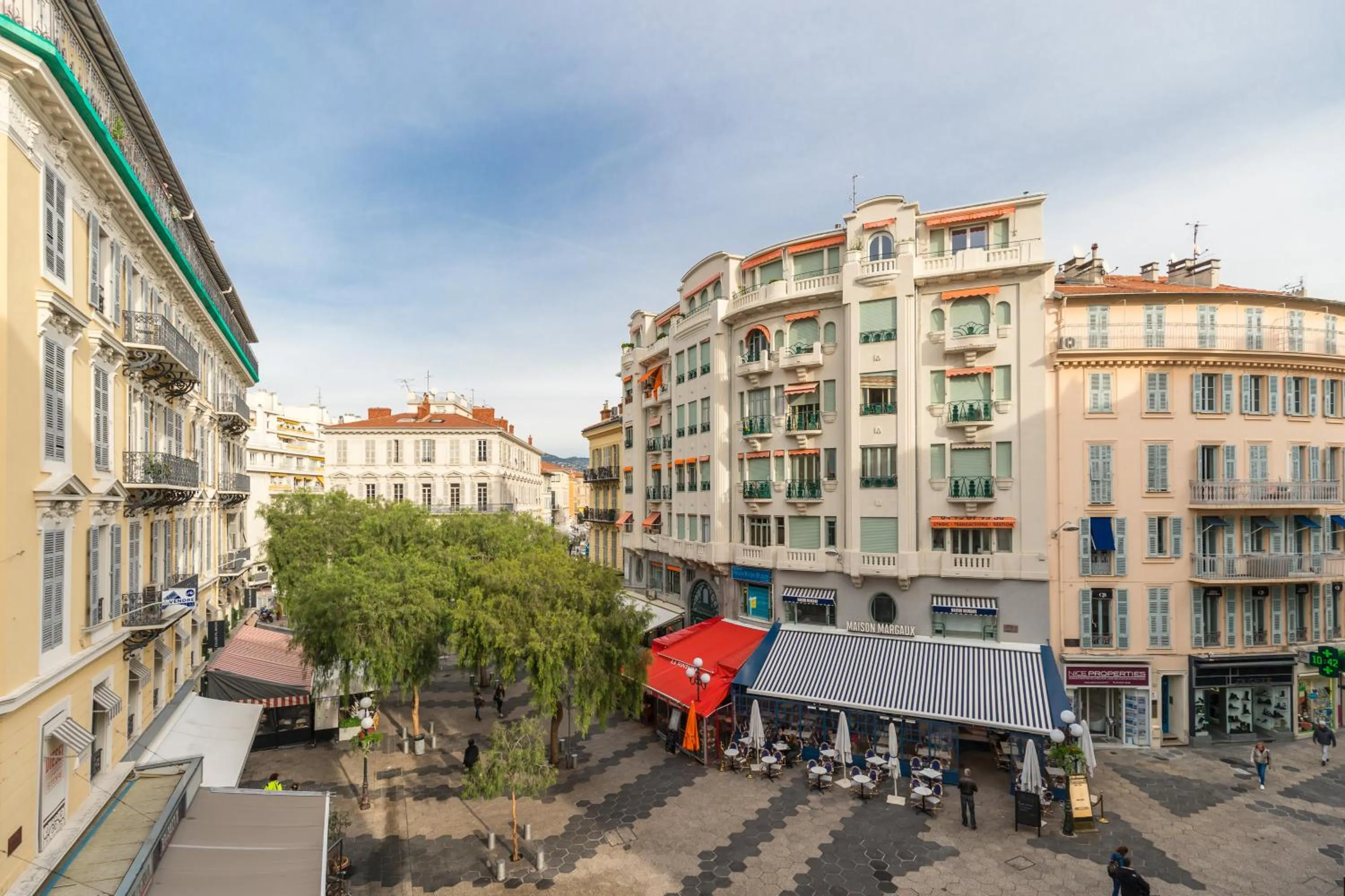 Street view in Le Dortoir Boutique Suites