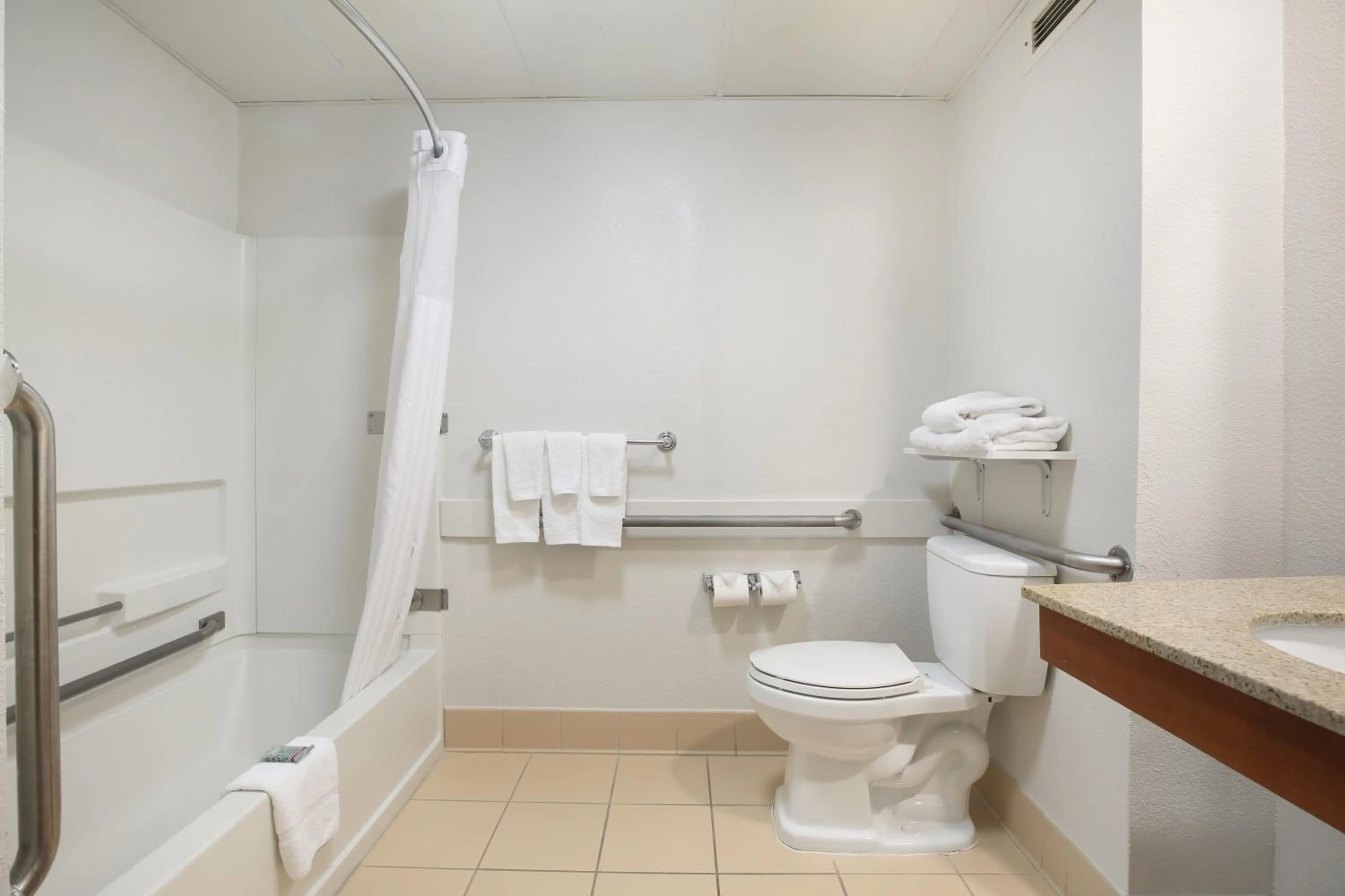 Shower in Quality Inn Mystic