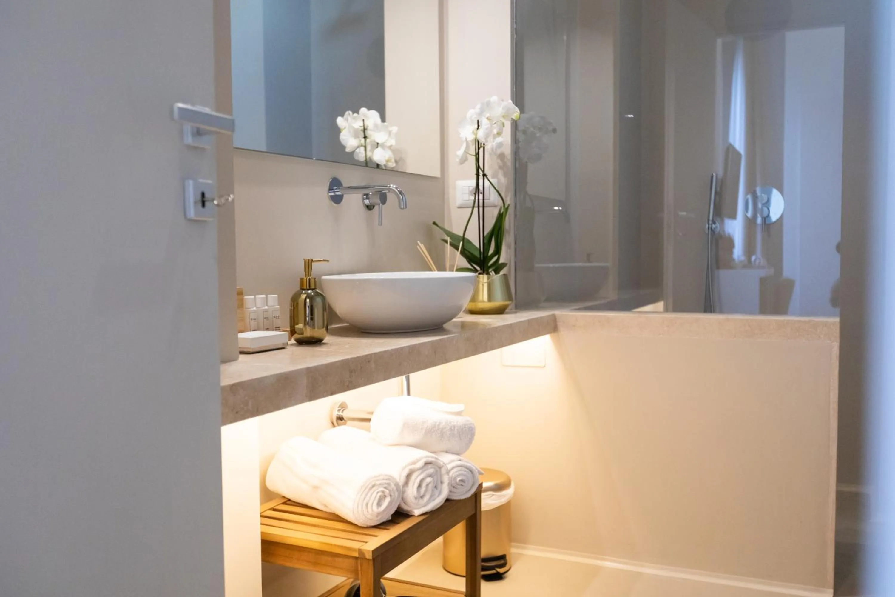 Shower in Domus 21 Luxury Suites