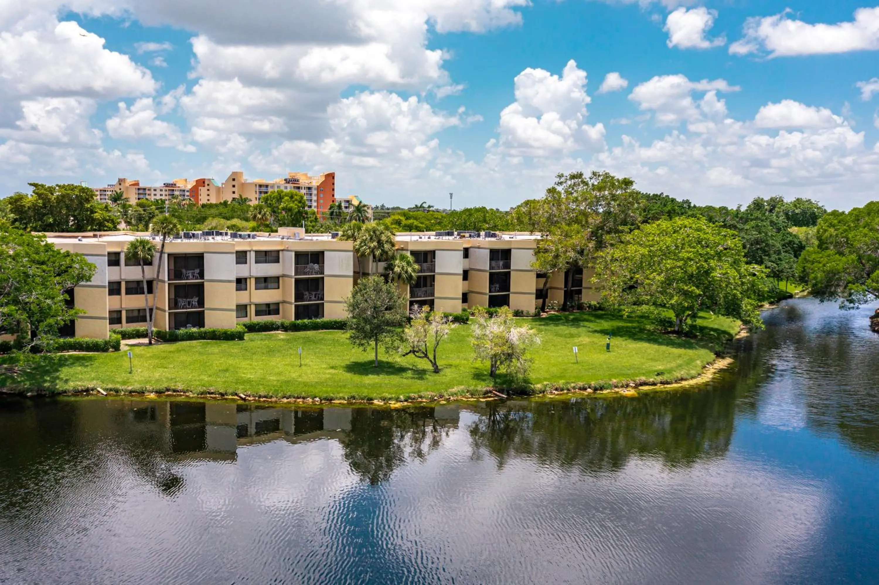 Property building in Vacation Village at Bonaventure, Fort Lauderdale