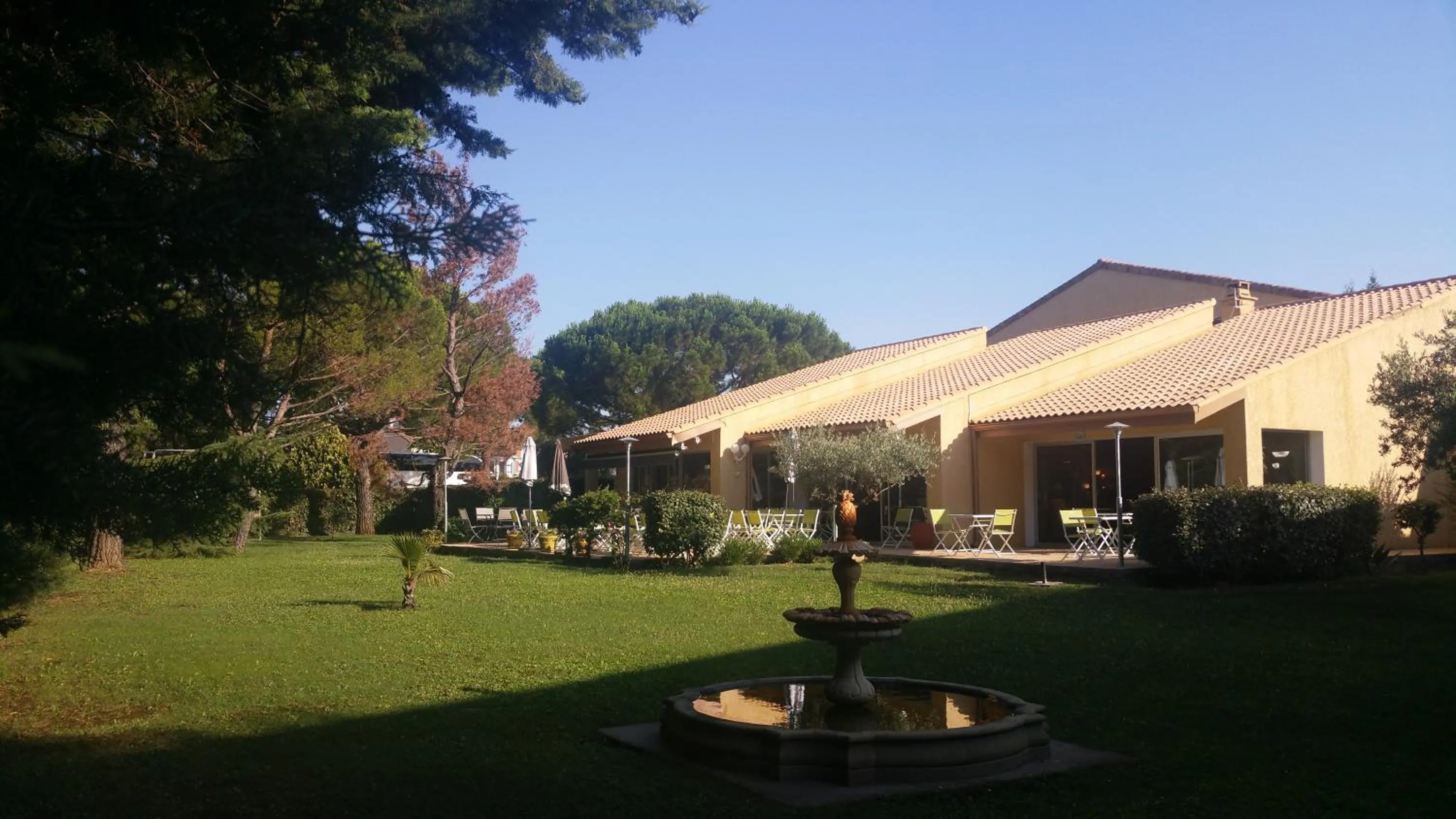 Property building in Hôtel Restaurant Le Mas De L'Olivier