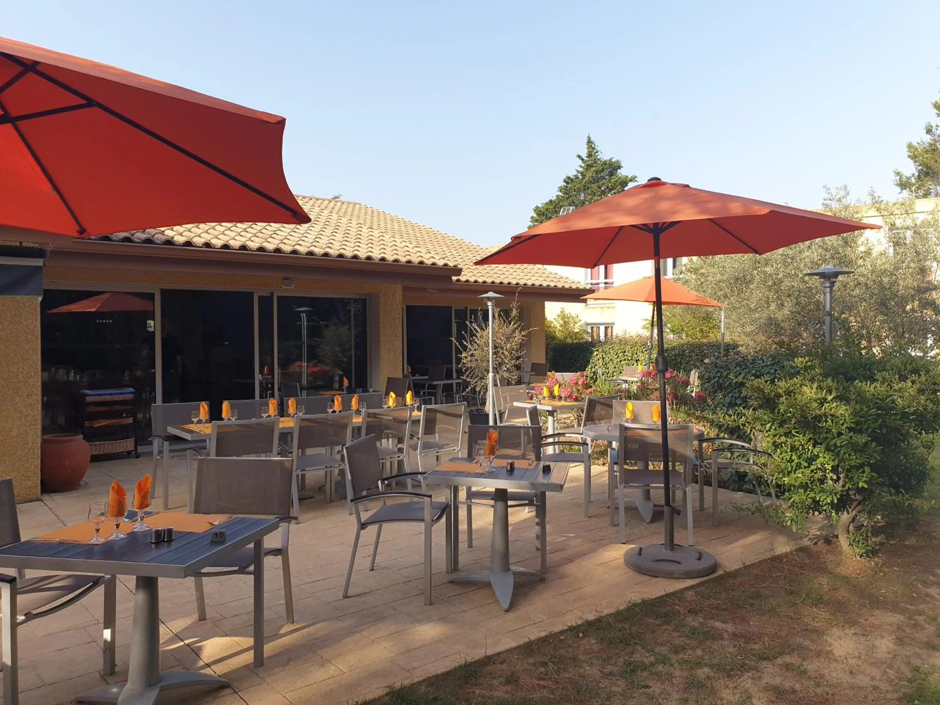 Patio in Hôtel Restaurant Le Mas De L'Olivier