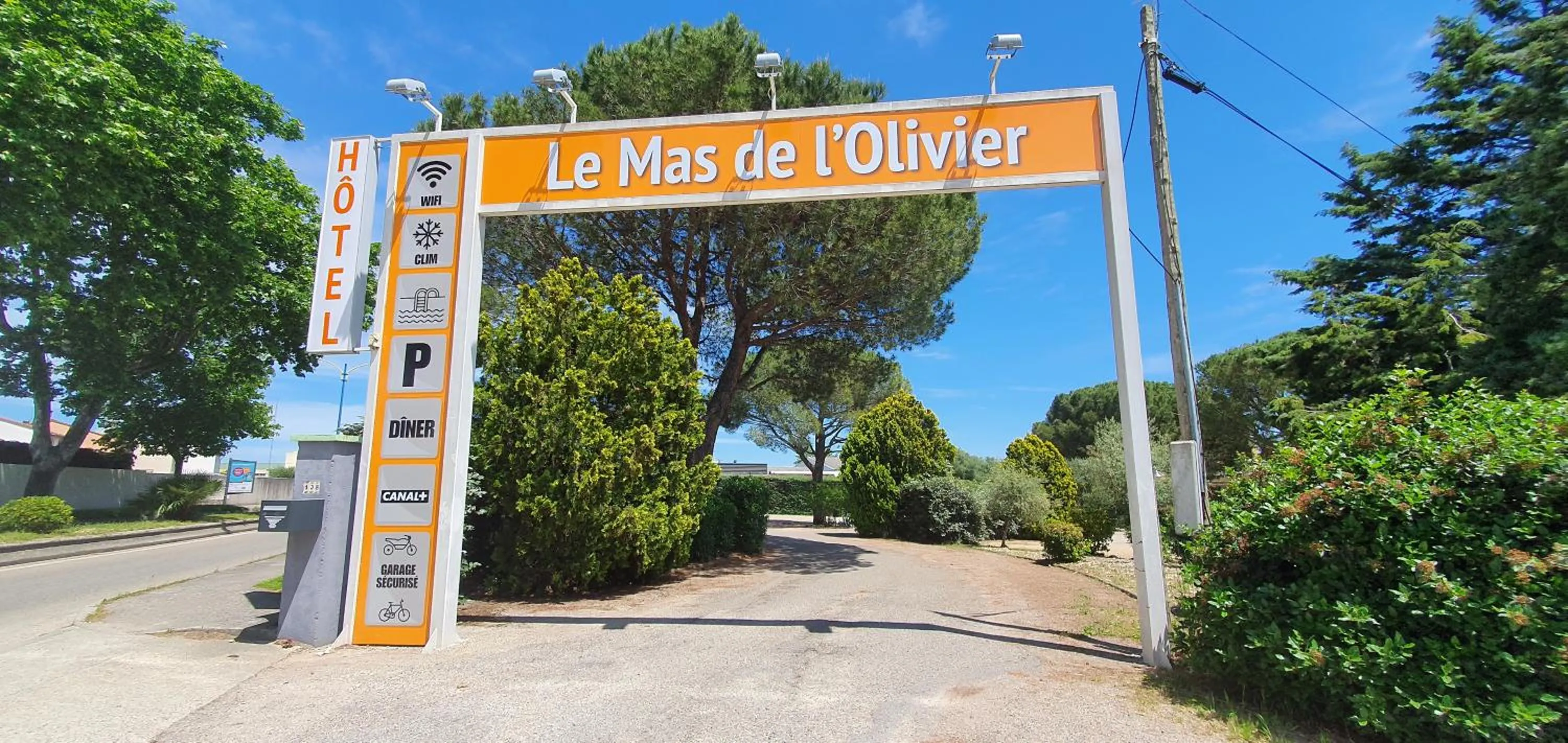 Property logo or sign in Hôtel Restaurant Le Mas De L'Olivier