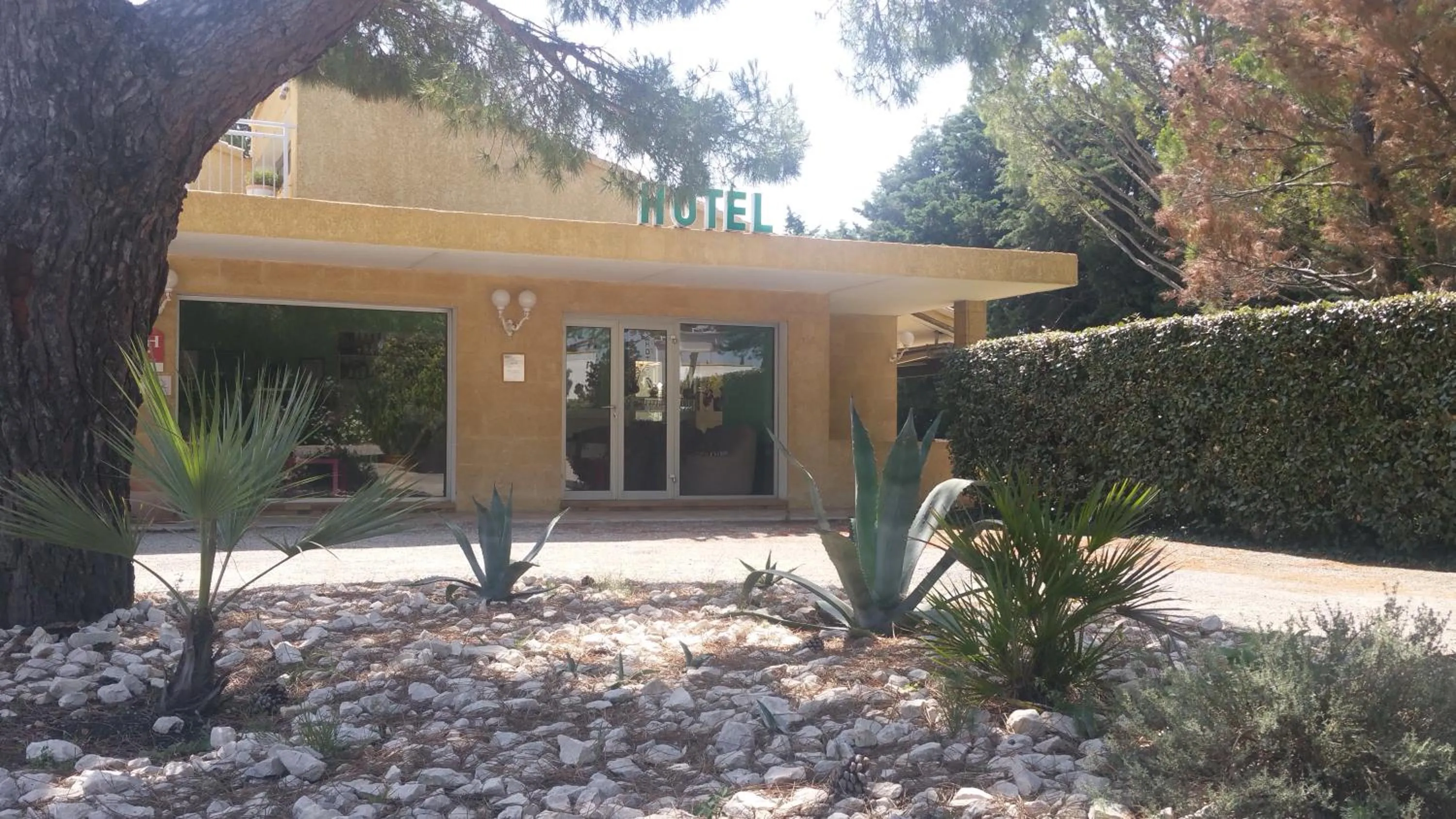 Facade/entrance in Hôtel Restaurant Le Mas De L'Olivier