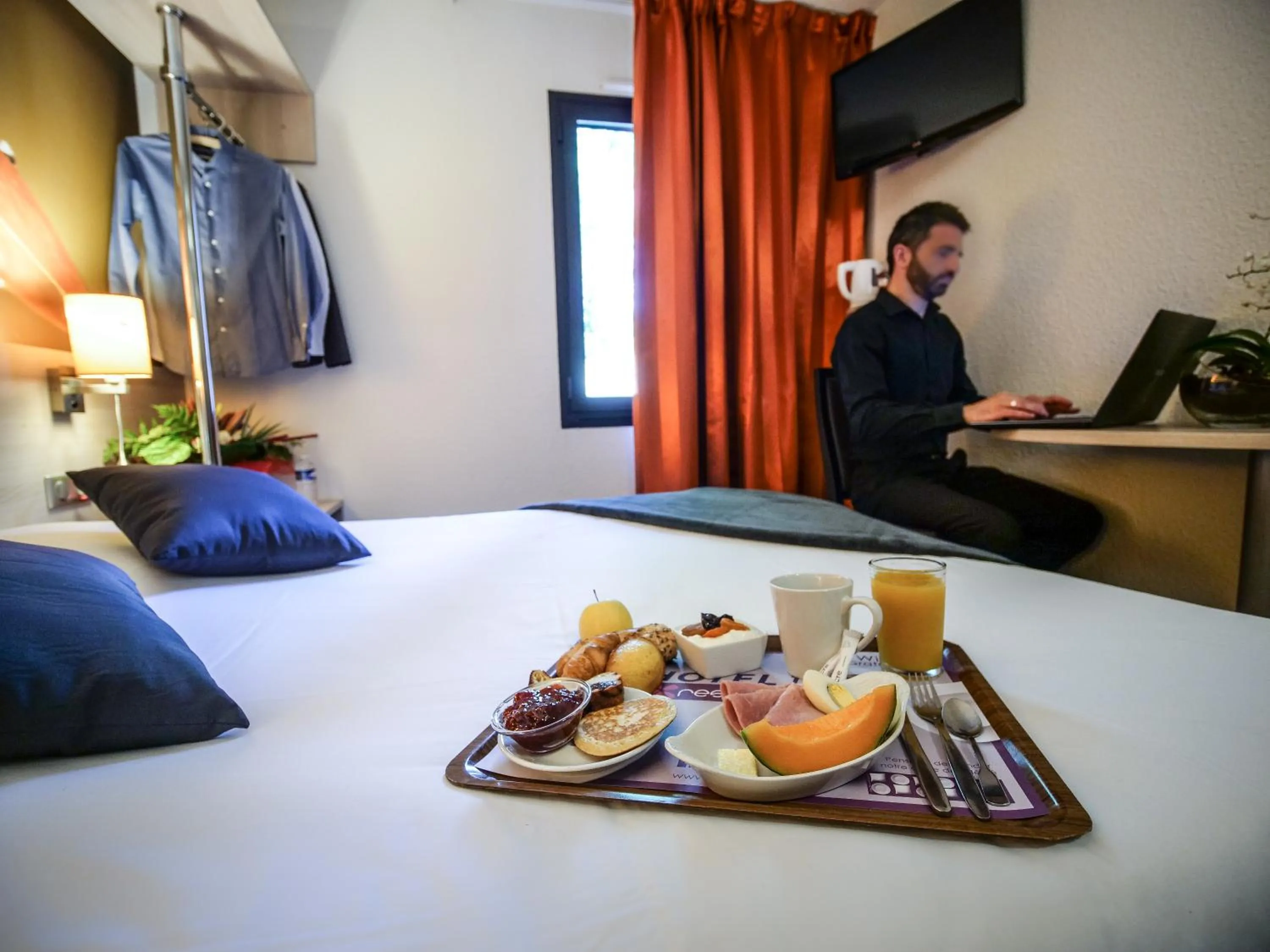 Food and drinks, Bed in Hôtel Inn Design Resto Novo Vannes