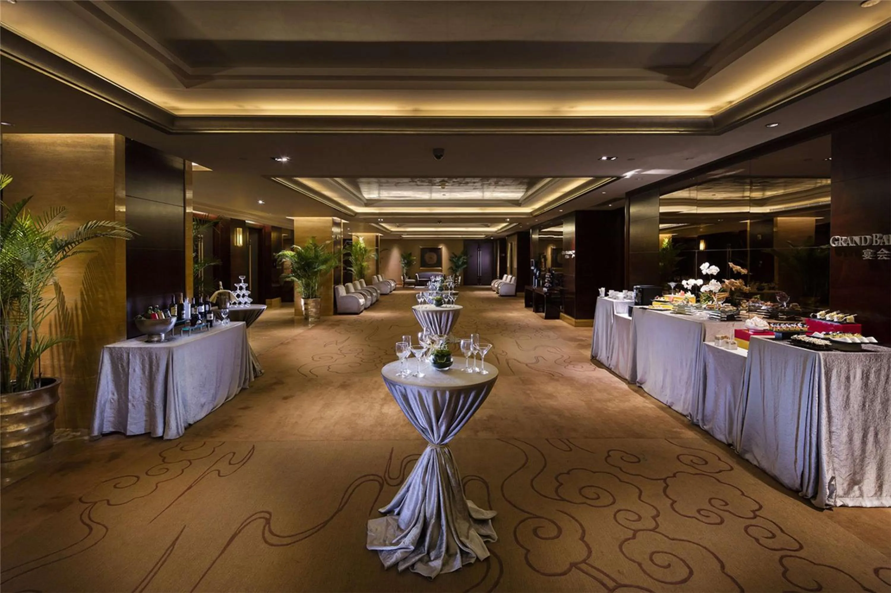 Meeting/conference room in Hilton Xiamen, Lobby Links to Metro&shopping mall, Near train station