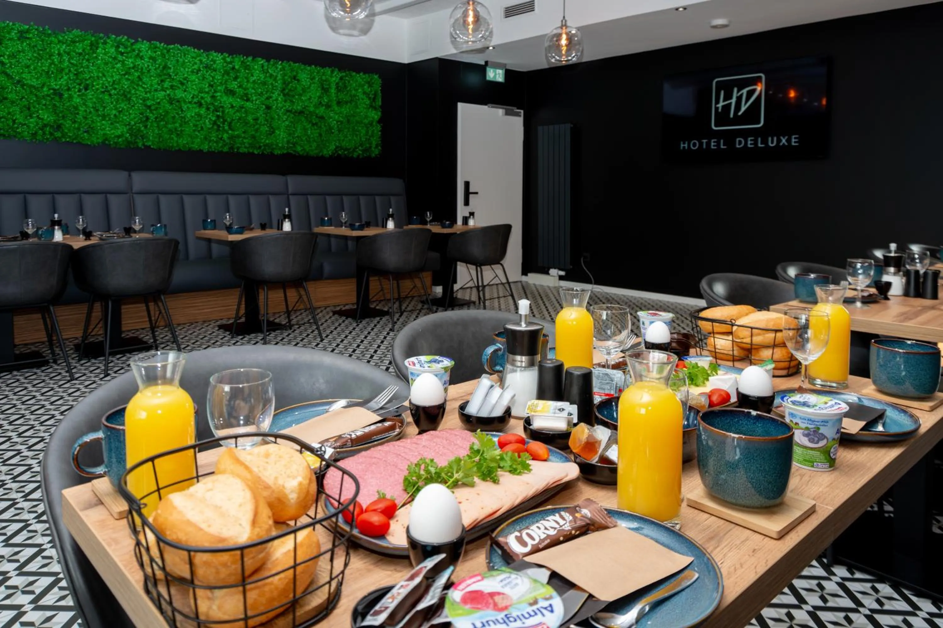 Restaurant/places to eat in Hotel Deluxe