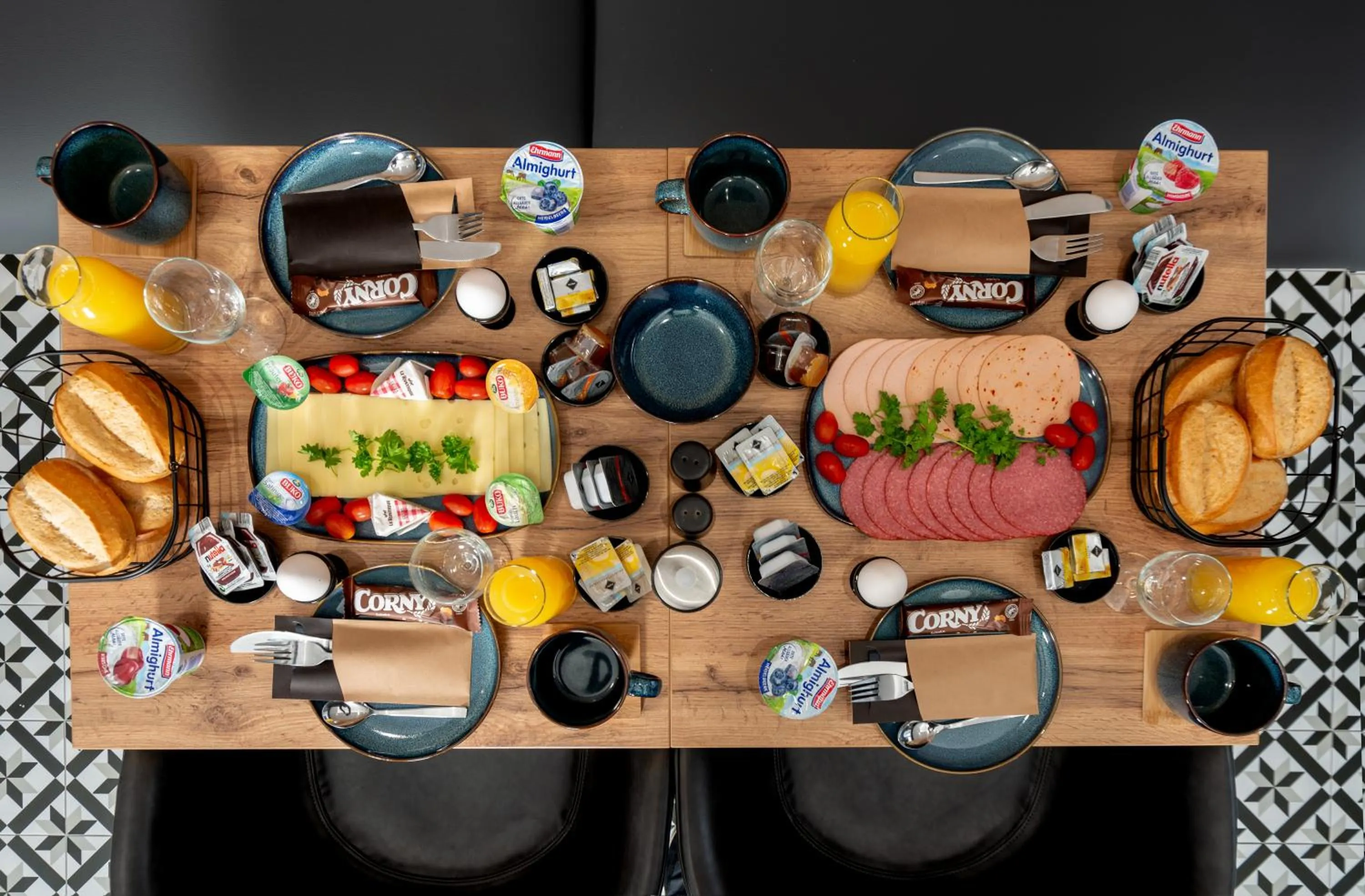 Restaurant/places to eat in Hotel Deluxe