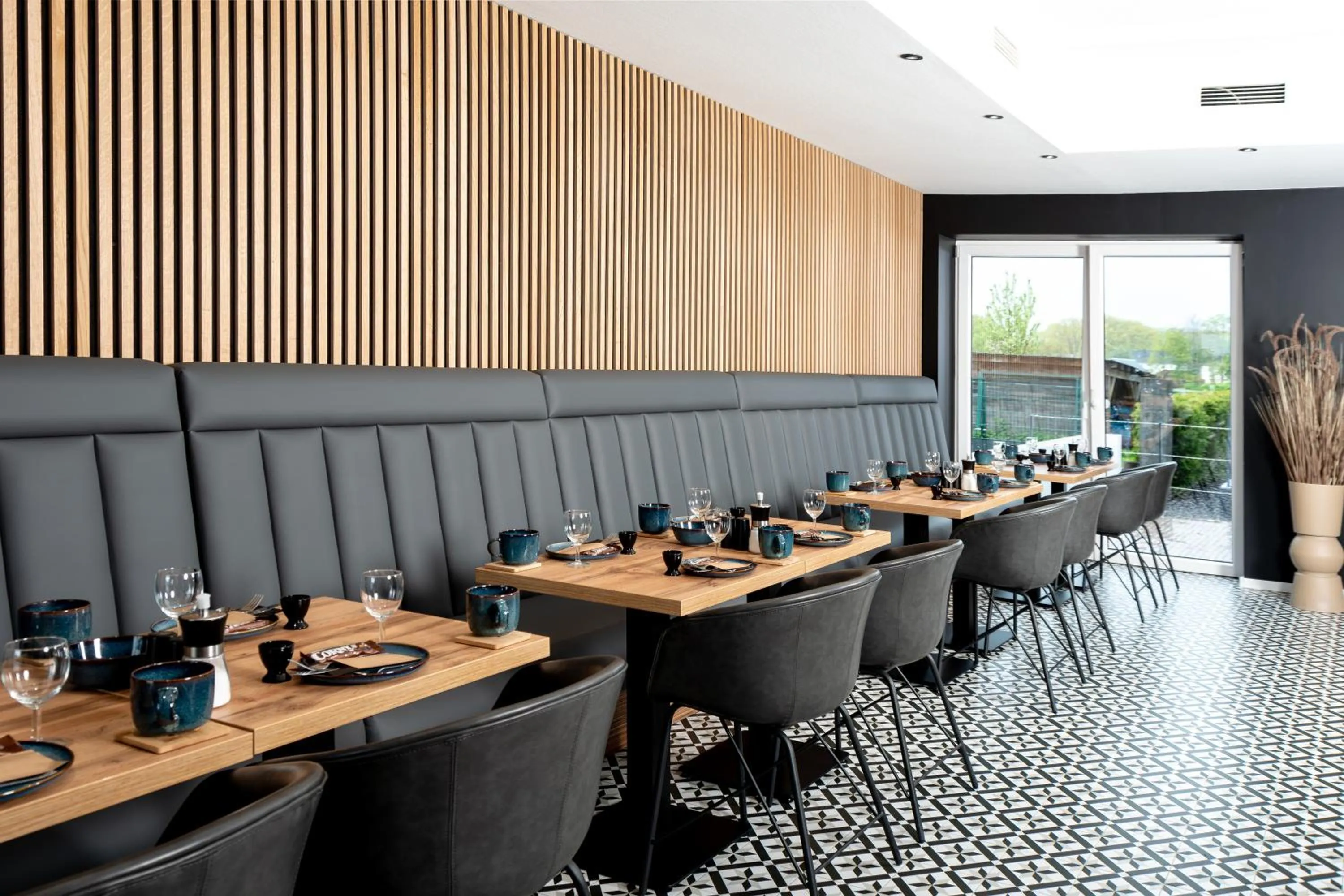 Restaurant/places to eat in Hotel Deluxe