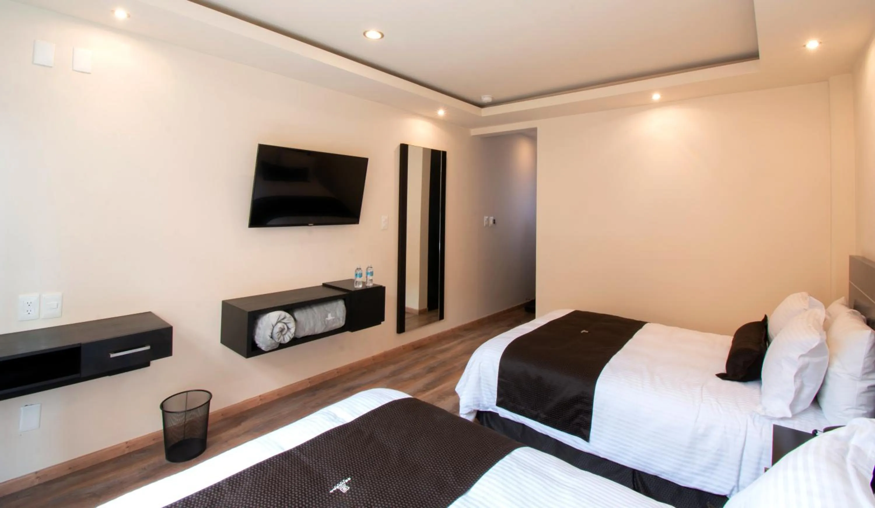 Photo of the whole room, Bed in Sendero Hotel