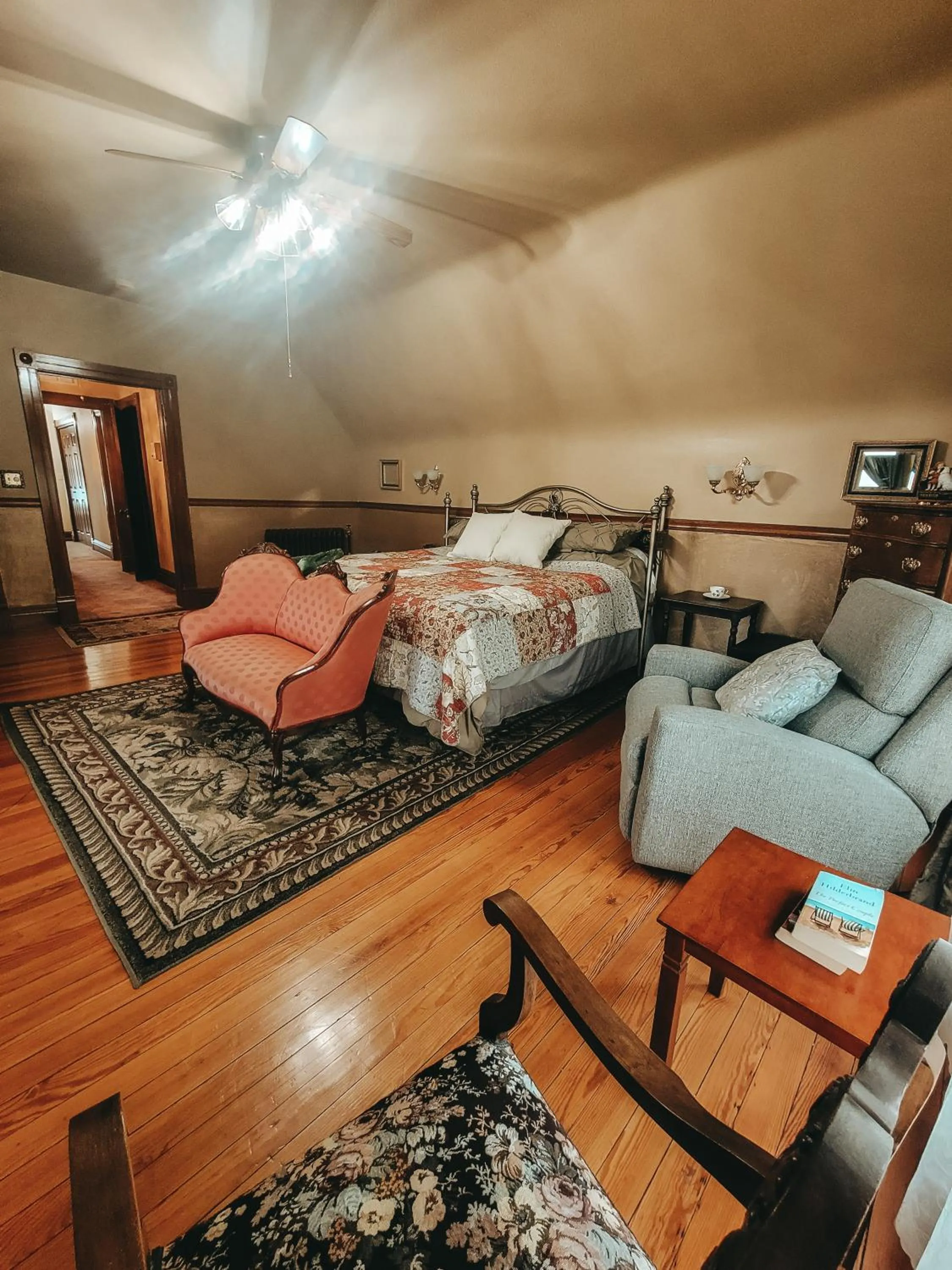 Bedroom, Seating Area in Linda Sue Manor