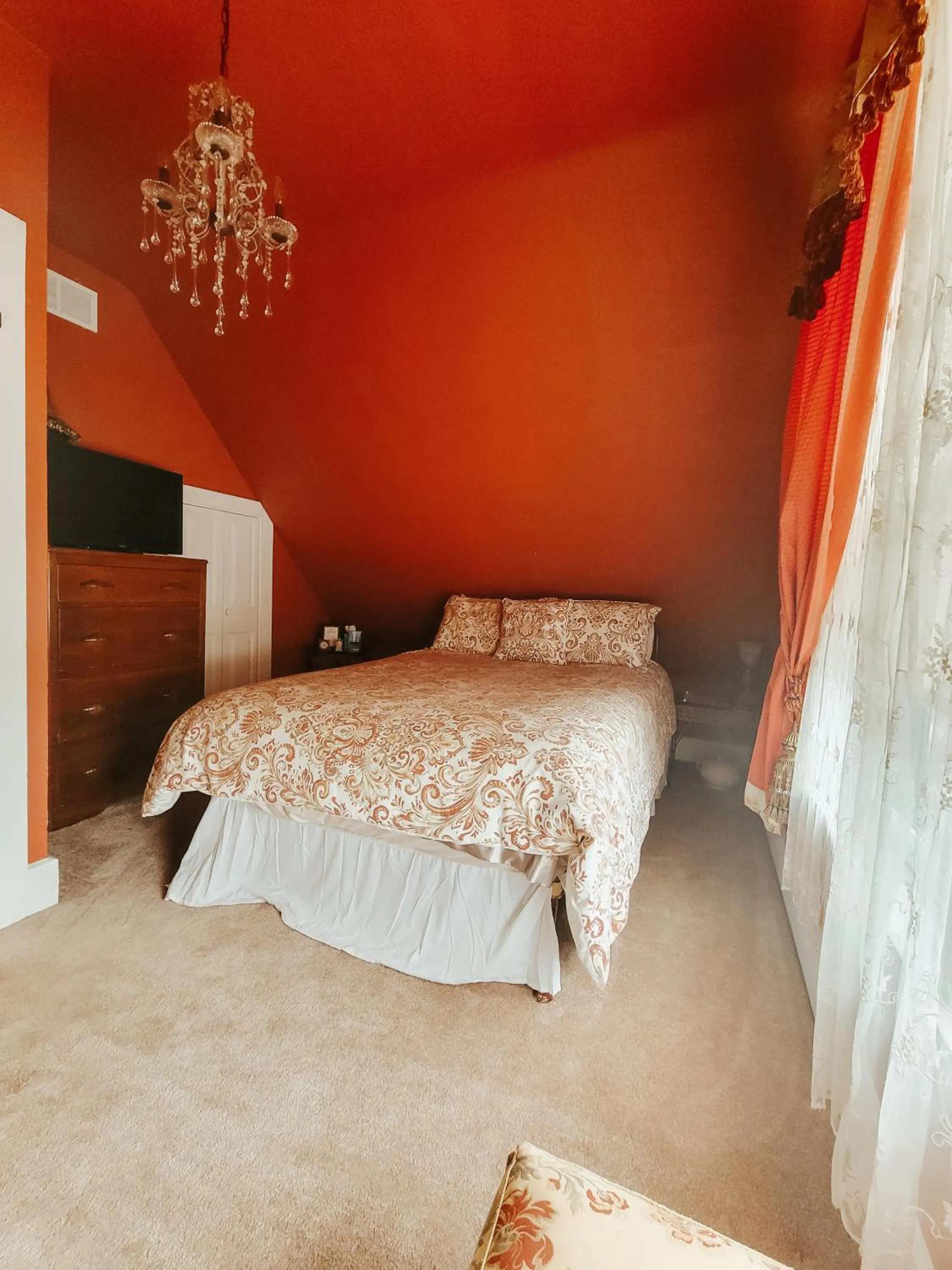 Bedroom, Bed in Linda Sue Manor