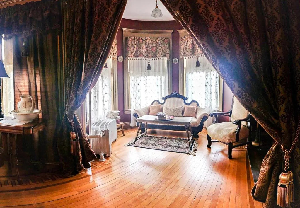 Seating area, Bed in Linda Sue Manor