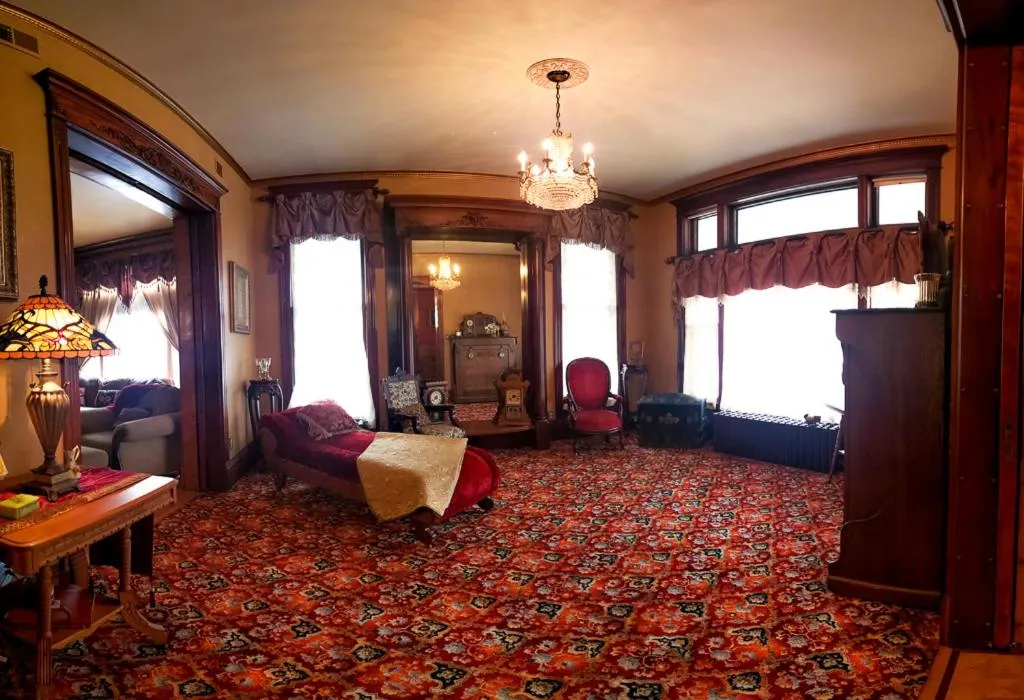 Communal lounge/ TV room in Linda Sue Manor