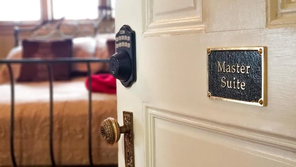 Property logo or sign, Bed in Linda Sue Manor