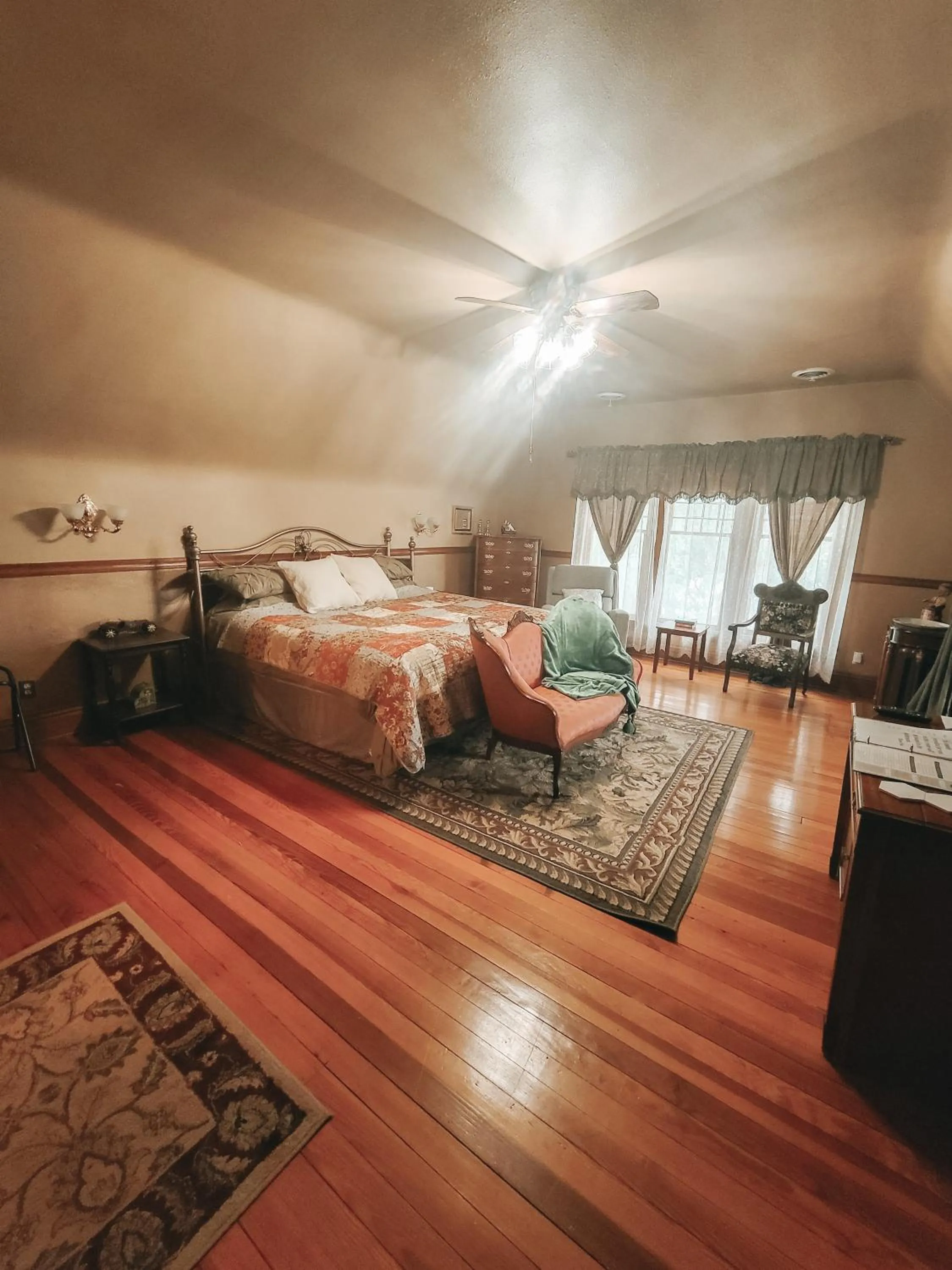 Bedroom, Bed in Linda Sue Manor