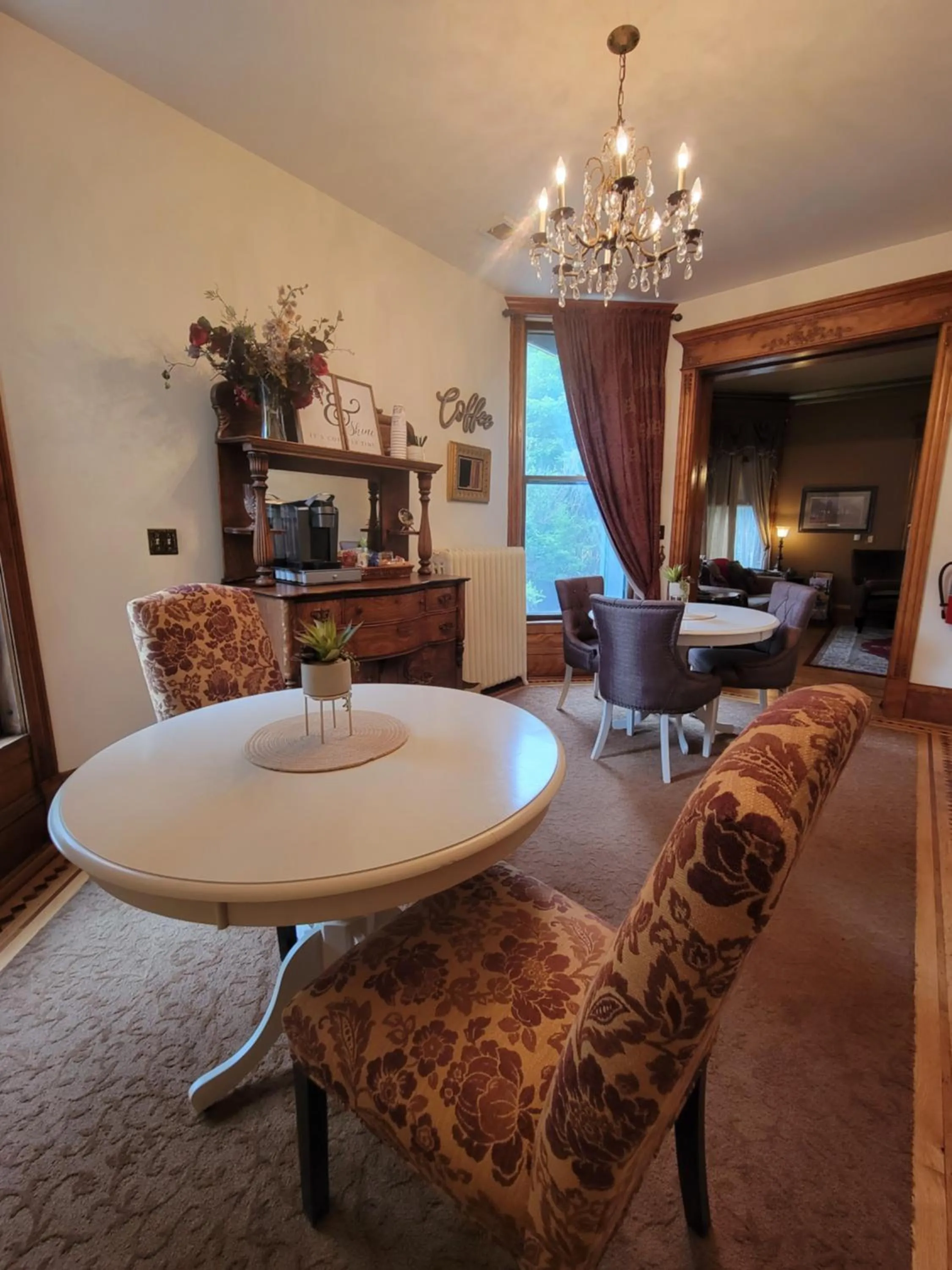 Seating Area in Linda Sue Manor