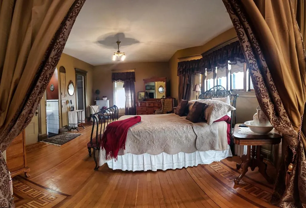 Shower, Bed in Linda Sue Manor