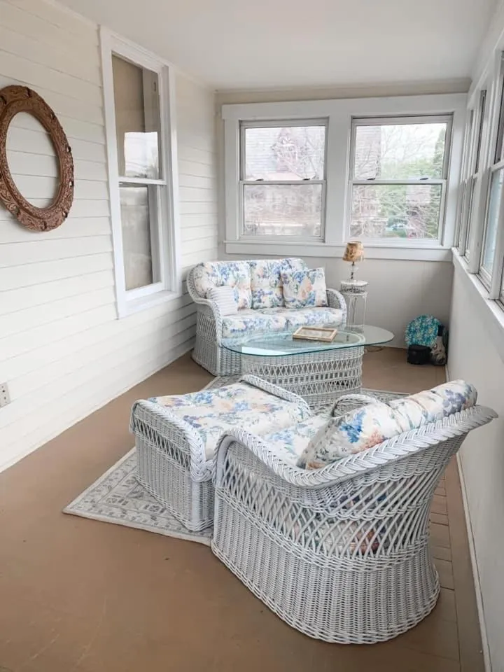 Seating Area in Linda Sue Manor